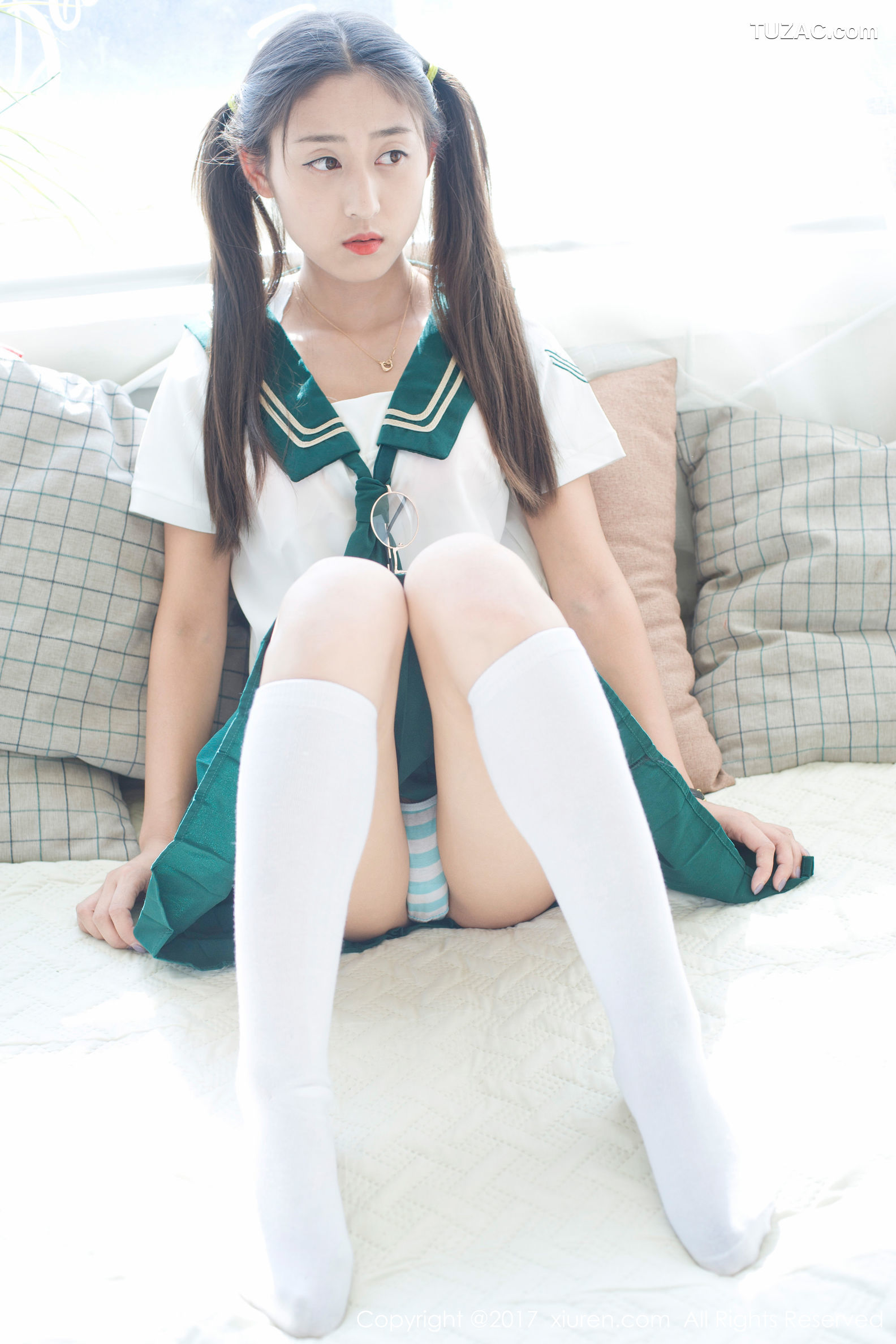 XiuRen秀人网-802-雨涵Iris-《学生制服-花瓣内衣》-2017.08.16