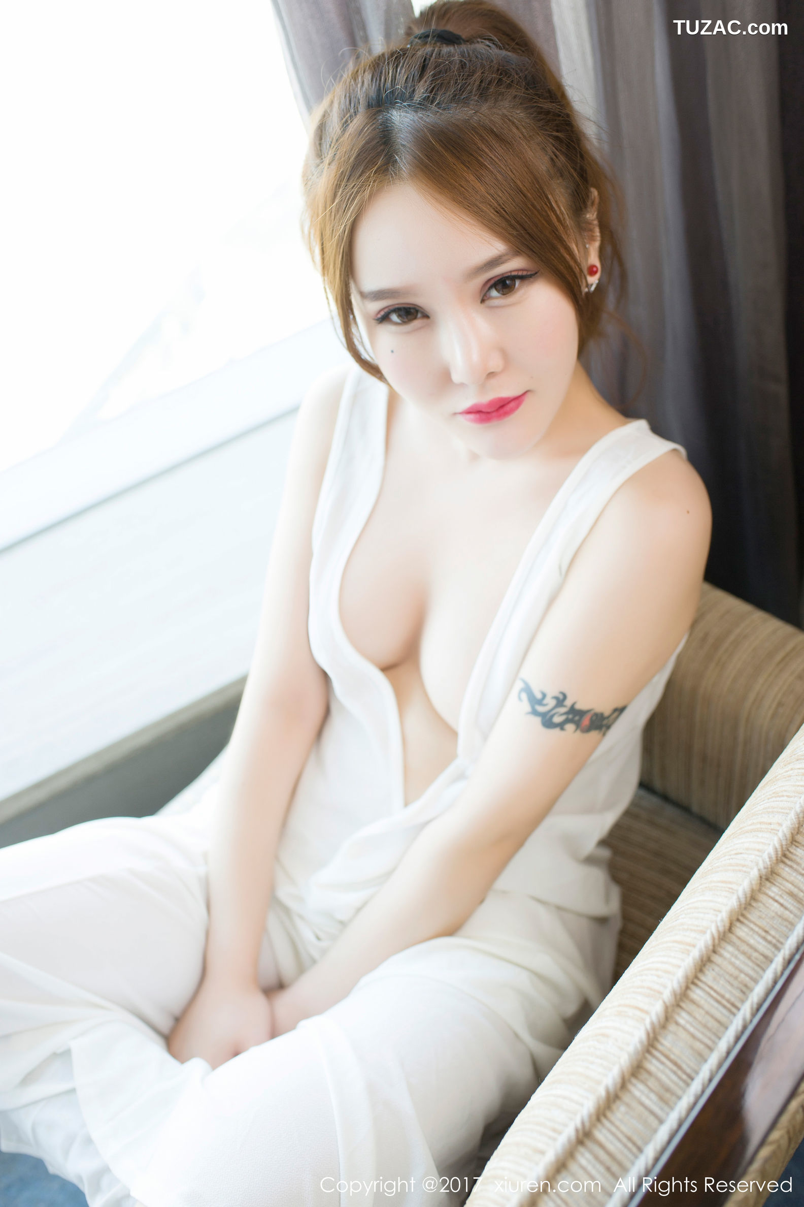 XiuRen秀人网-811-佑熙-《诱惑圆润曲线优美的小姑娘》-2017.09.06