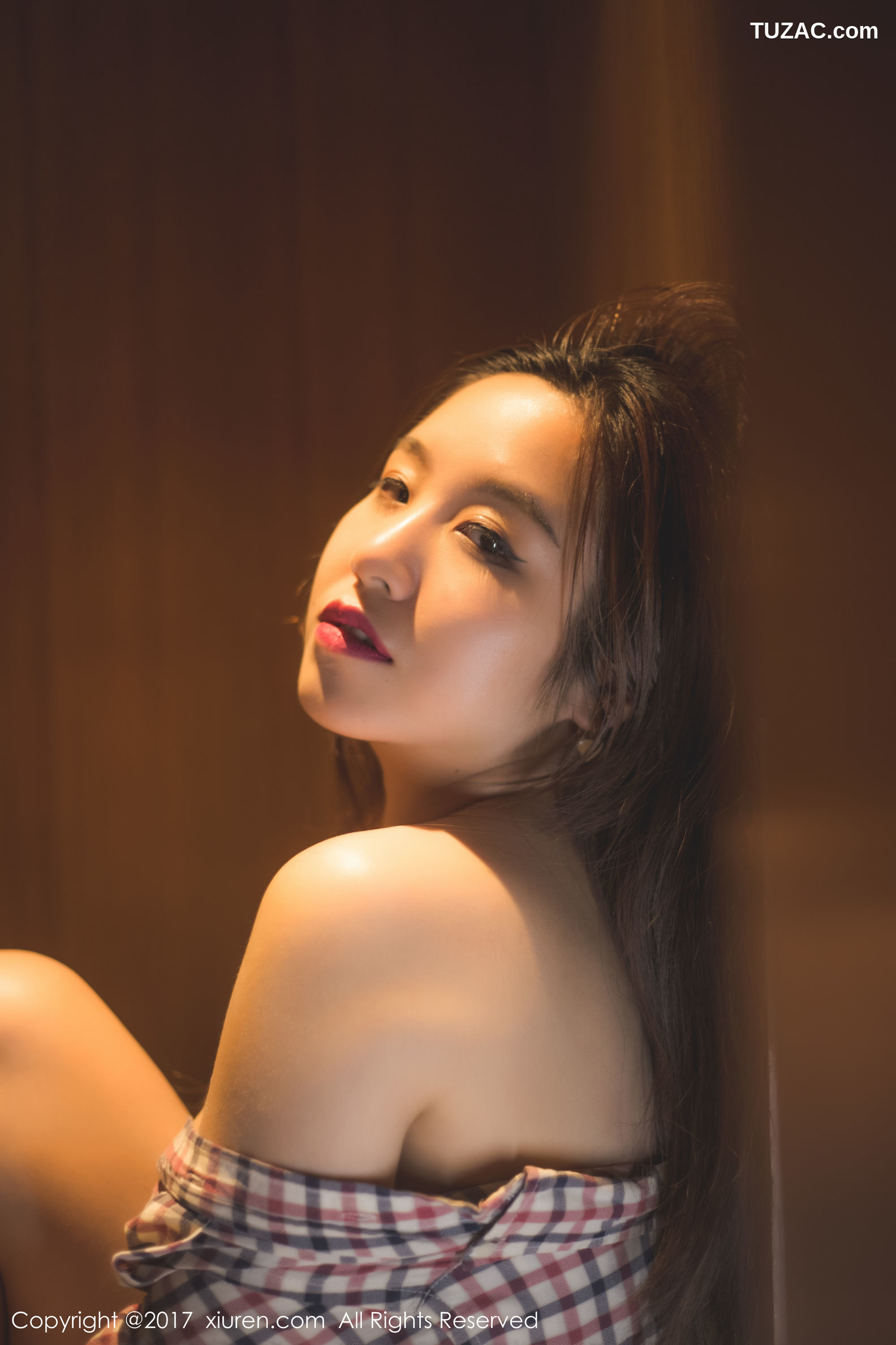 XiuRen秀人网-823-吃白菜的Vi菜菜-《性感女郎》-2017.09.28