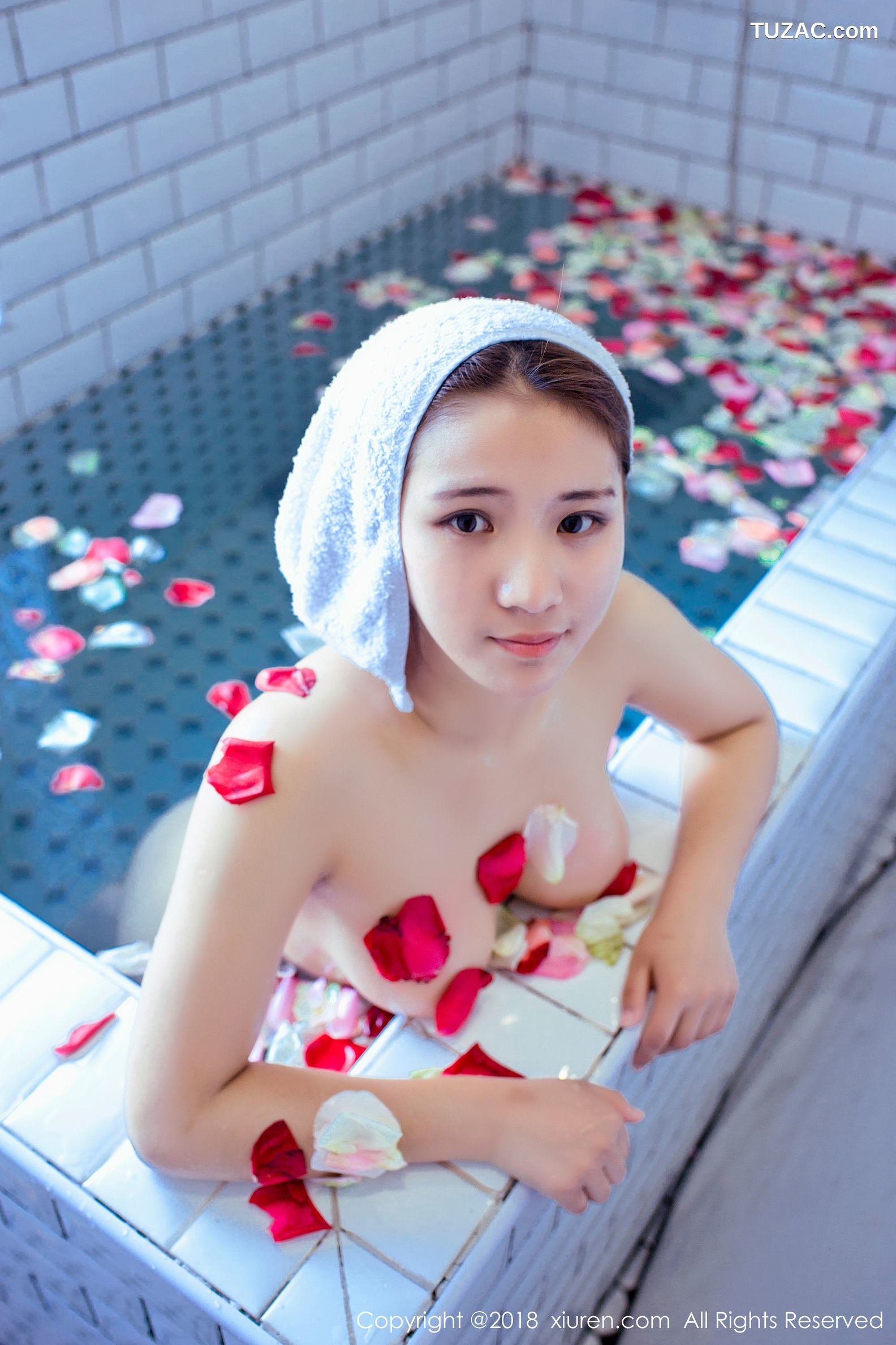 XiuRen秀人网-1050-久久-《唯美花瓣浴-小M羽毛手拍》-2018.06.25