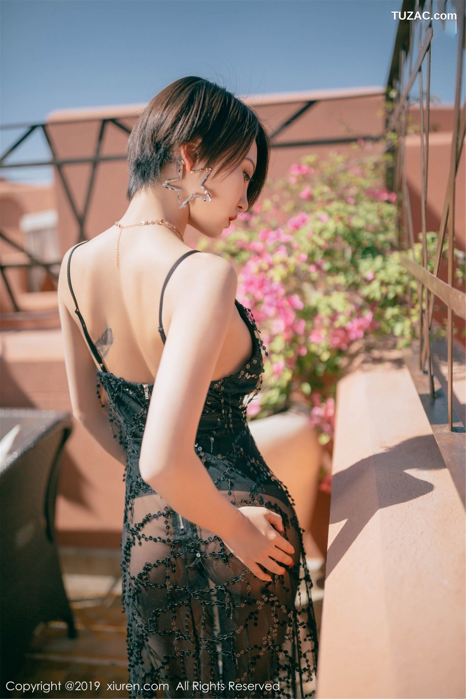 XiuRen秀人网-1393-冯木木-《红墙外景下的极致黑丝魅惑》-2019.04.12