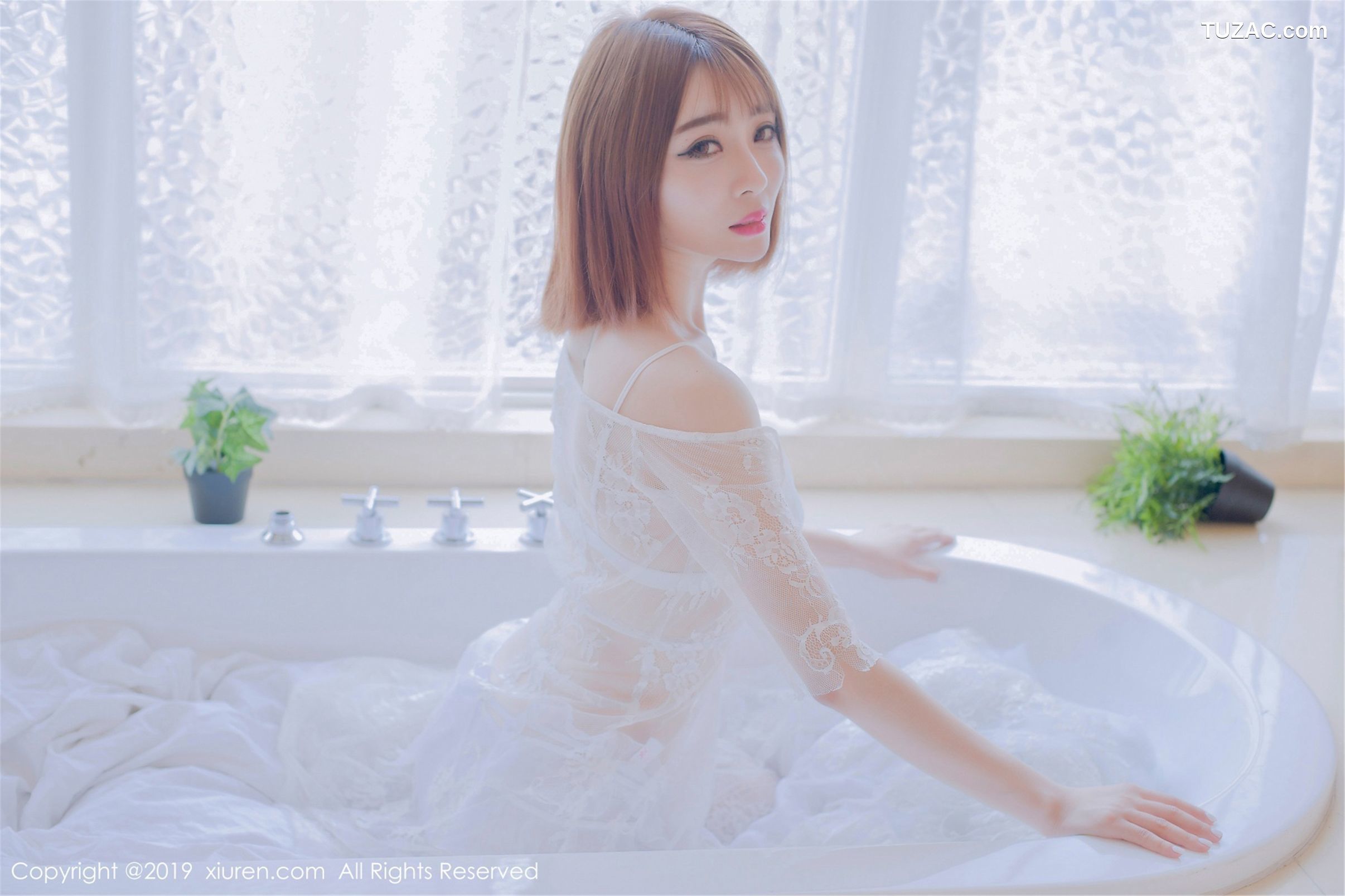 XiuRen秀人网-1406-凌萍儿-《邻家女孩的感觉温柔宁静》-2019.04.19