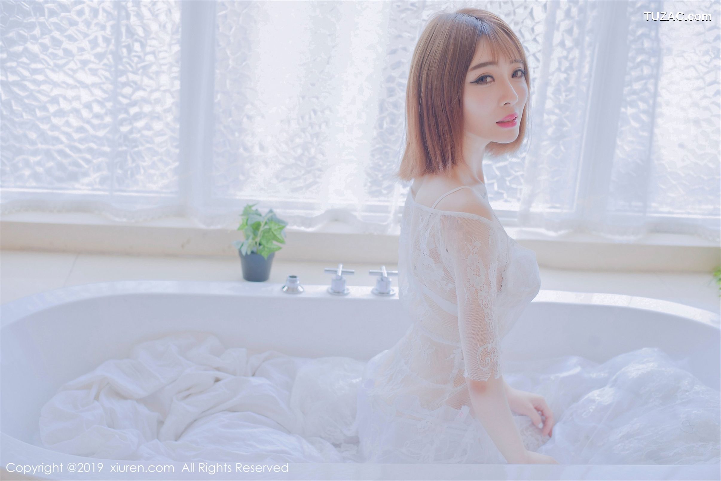 XiuRen秀人网-1406-凌萍儿-《邻家女孩的感觉温柔宁静》-2019.04.19