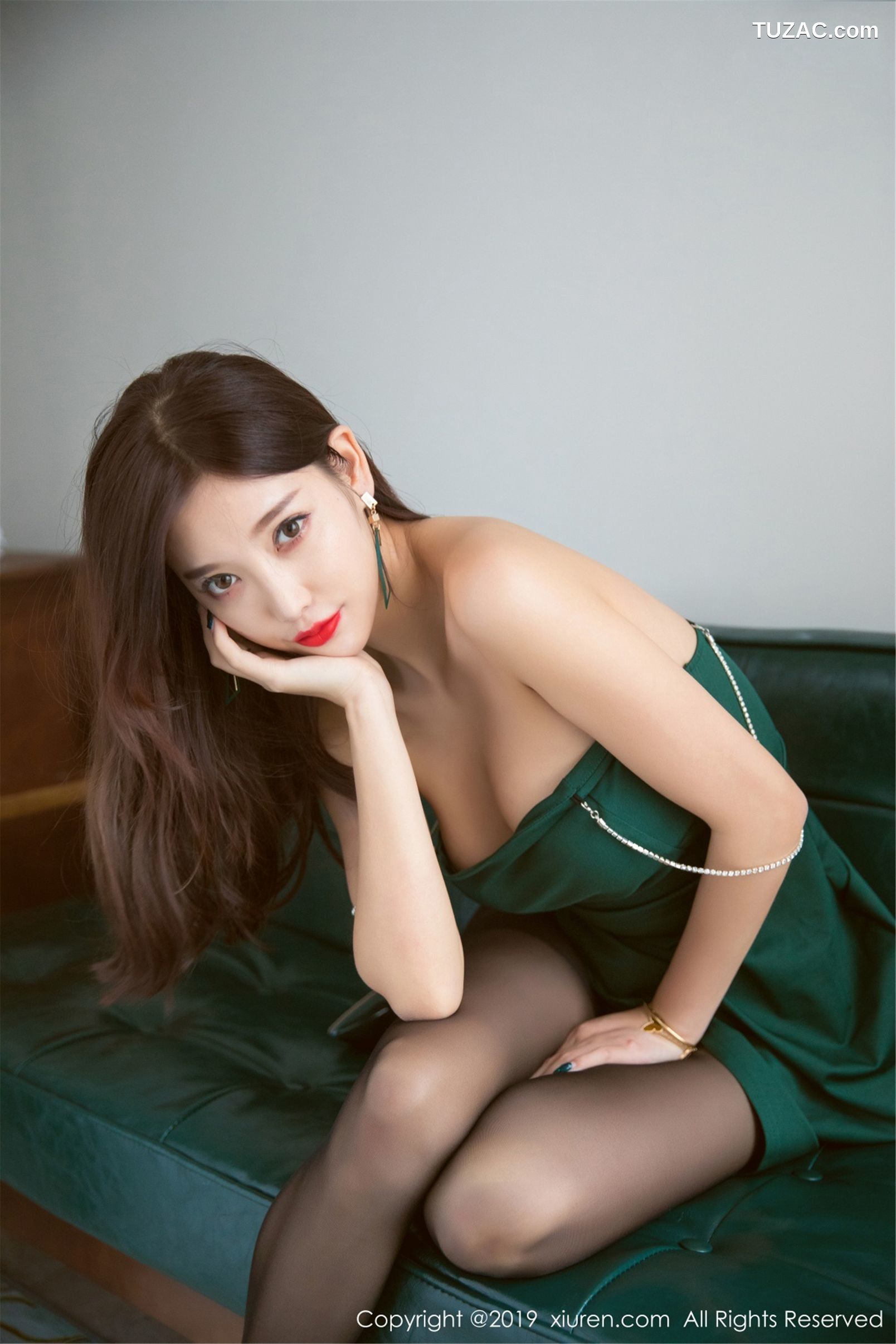 XiuRen秀人网-1425-杨晨晨-《性感黑丝美腿》-2019.04.29