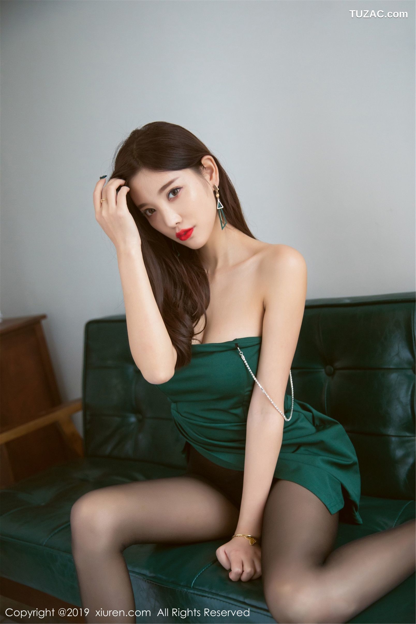 XiuRen秀人网-1425-杨晨晨-《性感黑丝美腿》-2019.04.29