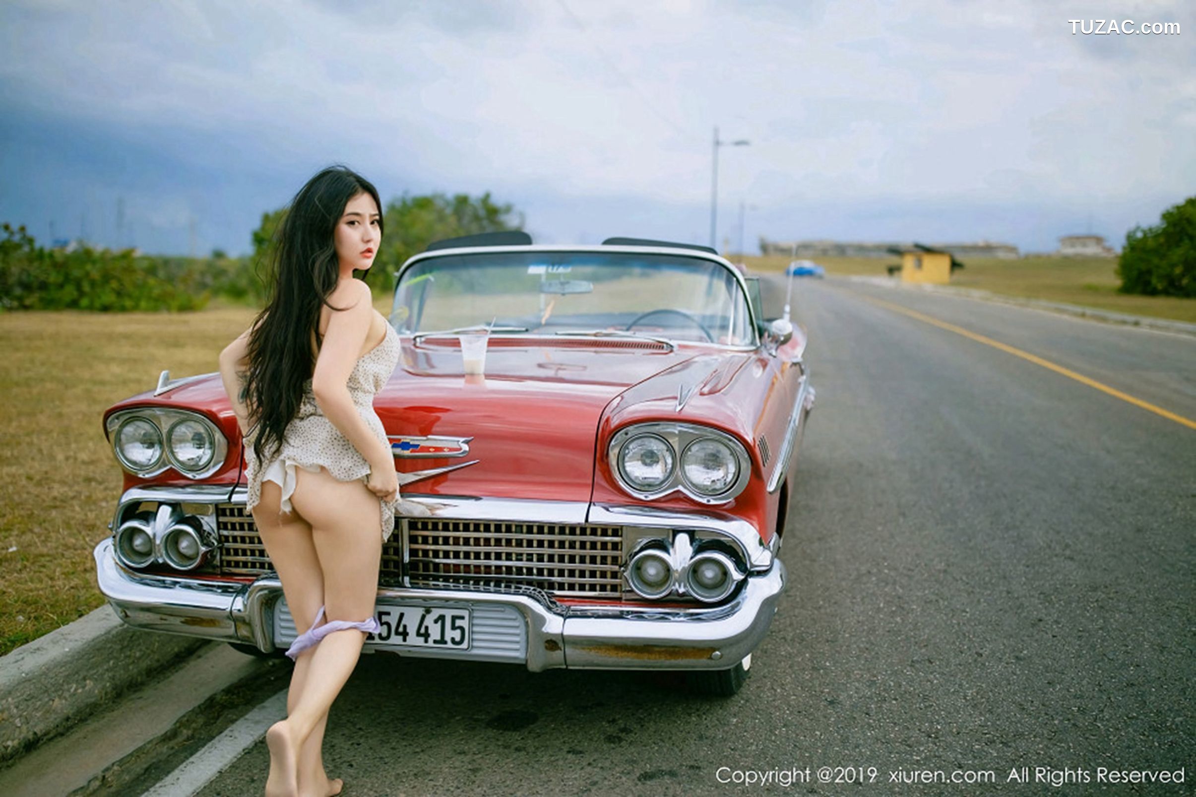 XiuRen秀人网-1463-玛鲁娜-《复古车外拍下的无可比拟美臀》-2019.05.21