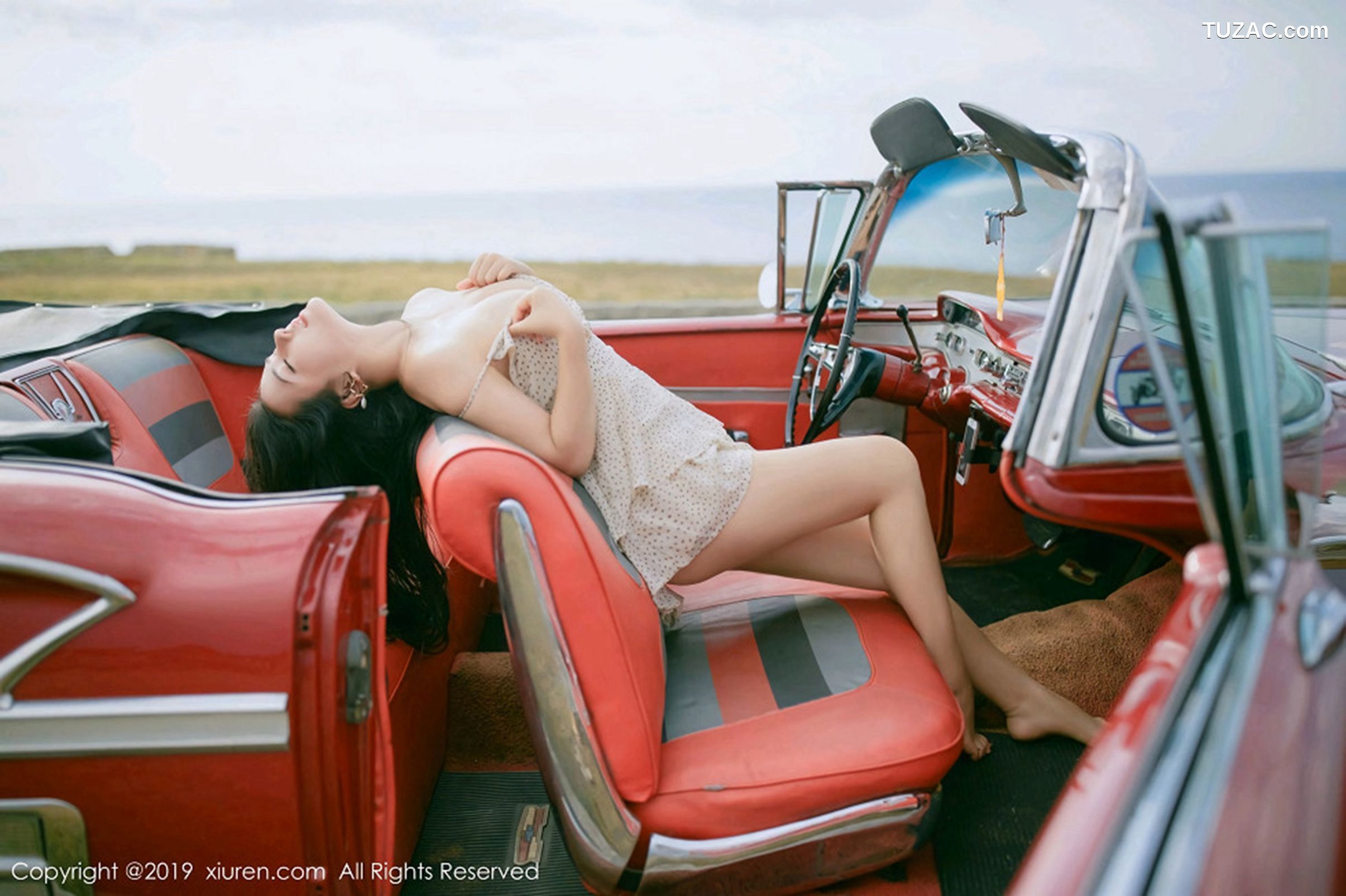 XiuRen秀人网-1463-玛鲁娜-《复古车外拍下的无可比拟美臀》-2019.05.21
