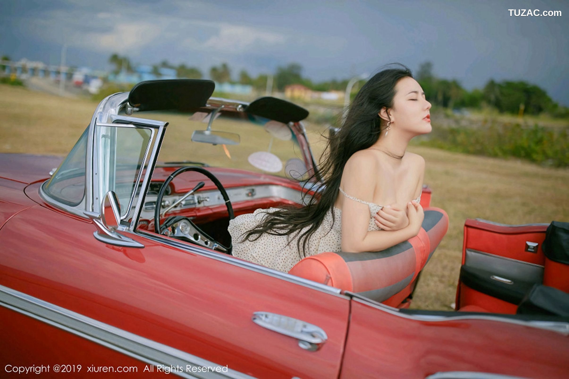 XiuRen秀人网-1463-玛鲁娜-《复古车外拍下的无可比拟美臀》-2019.05.21