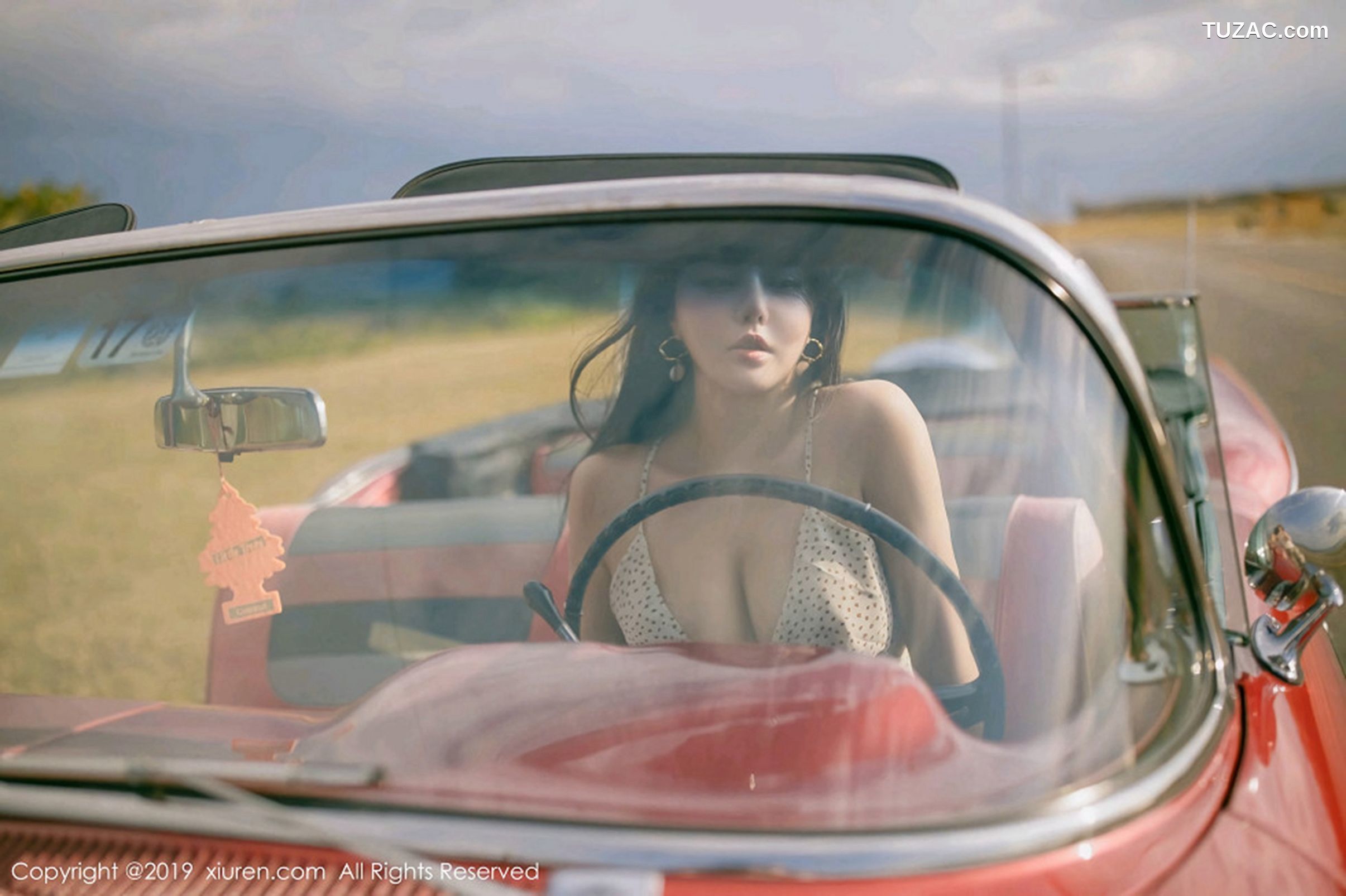 XiuRen秀人网-1463-玛鲁娜-《复古车外拍下的无可比拟美臀》-2019.05.21