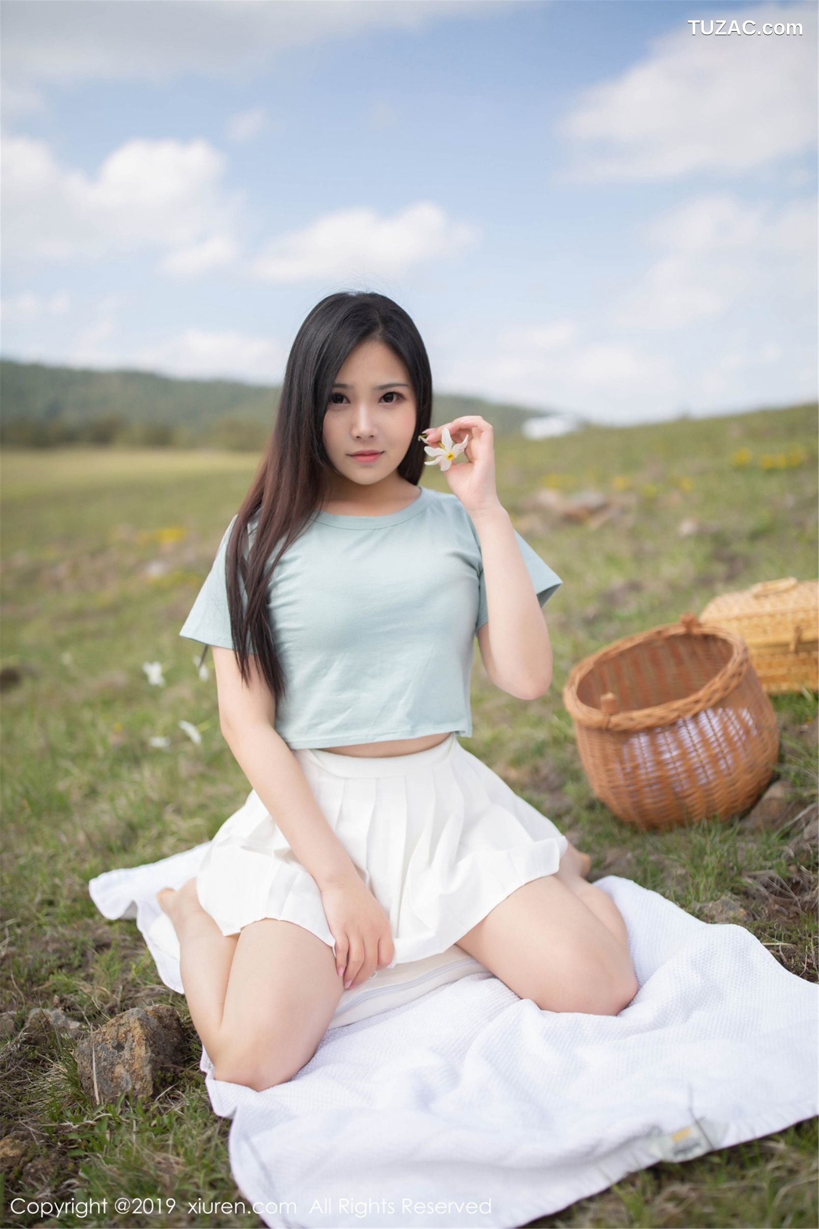 XiuRen秀人网-1495-徐微微-《户外草地上的性感绽放》-2019.06.13