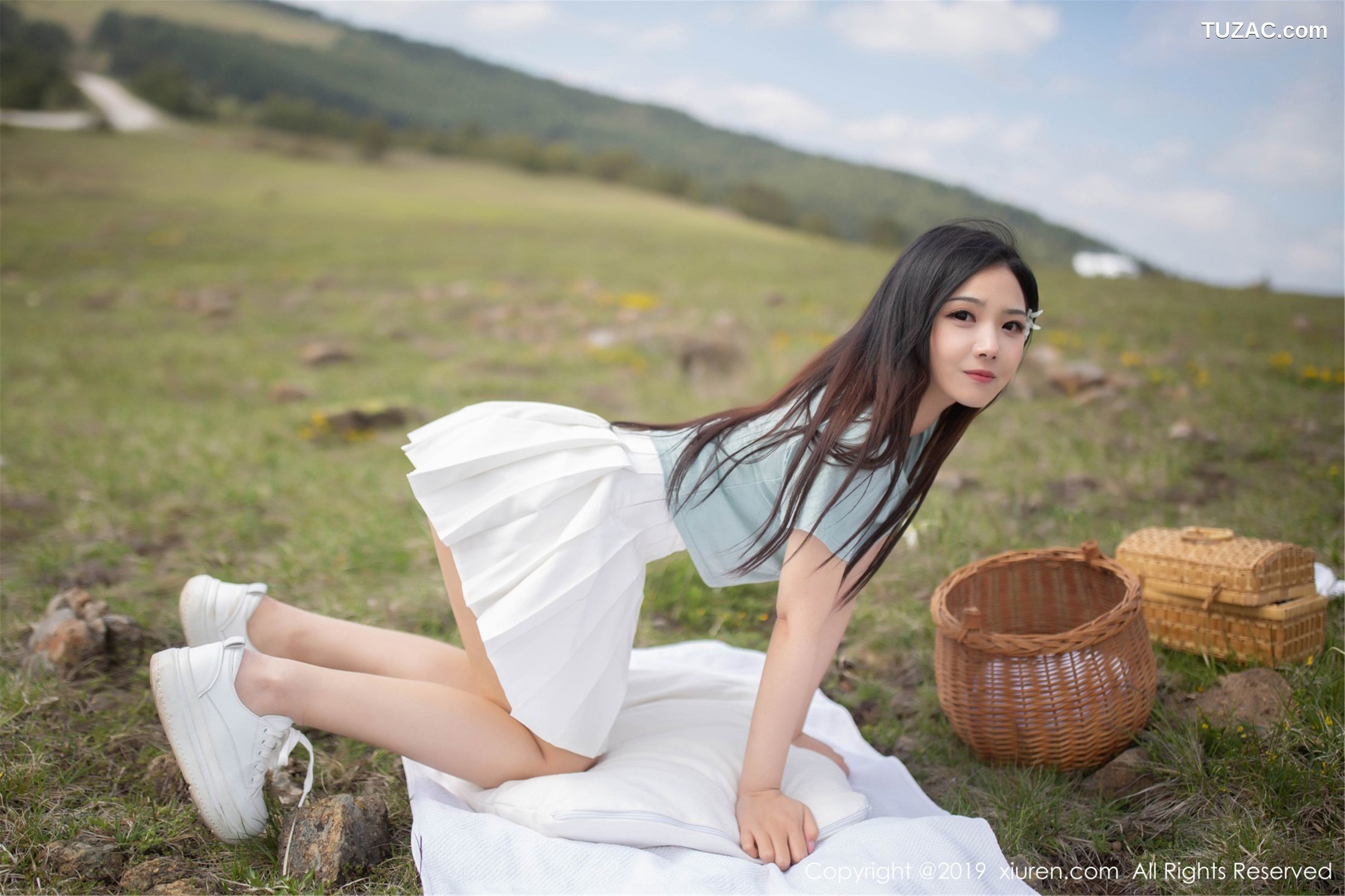 XiuRen秀人网-1495-徐微微-《户外草地上的性感绽放》-2019.06.13