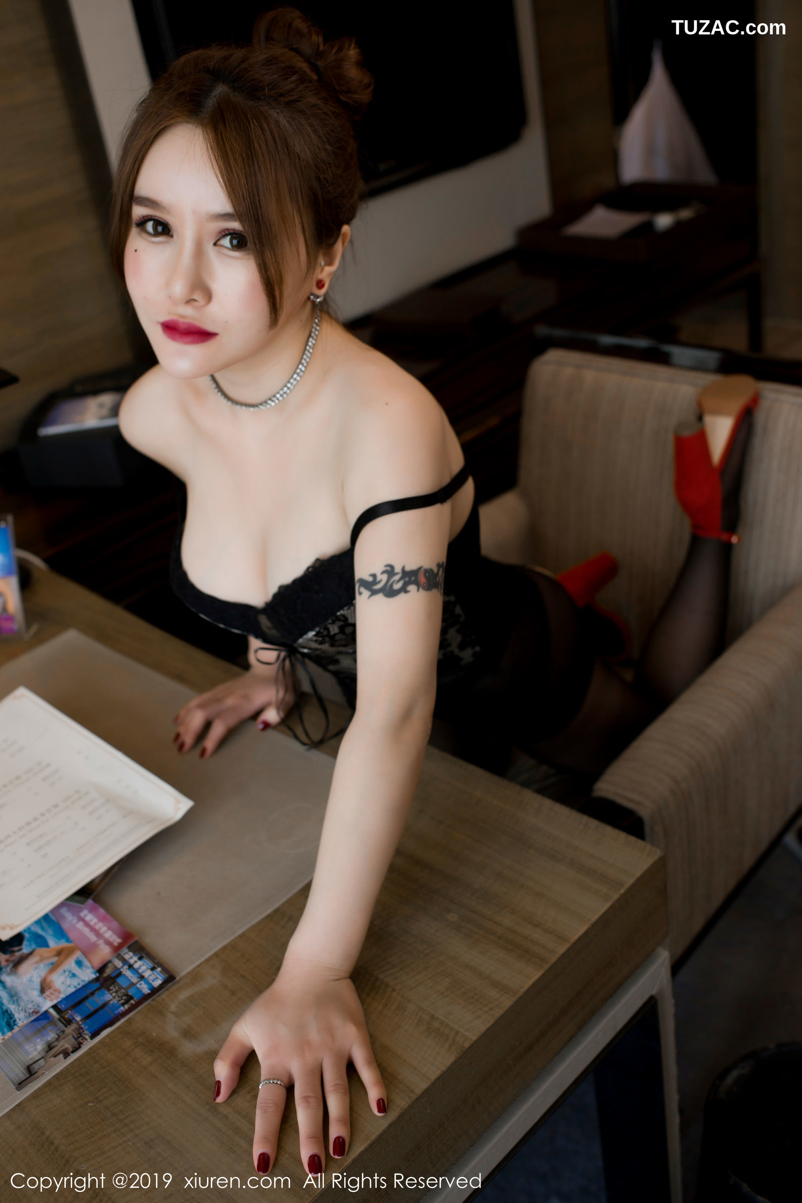 XiuRen秀人网-1517-佑熙-《一个诱惑圆润曲线优美的小姑娘》-2019.06.26