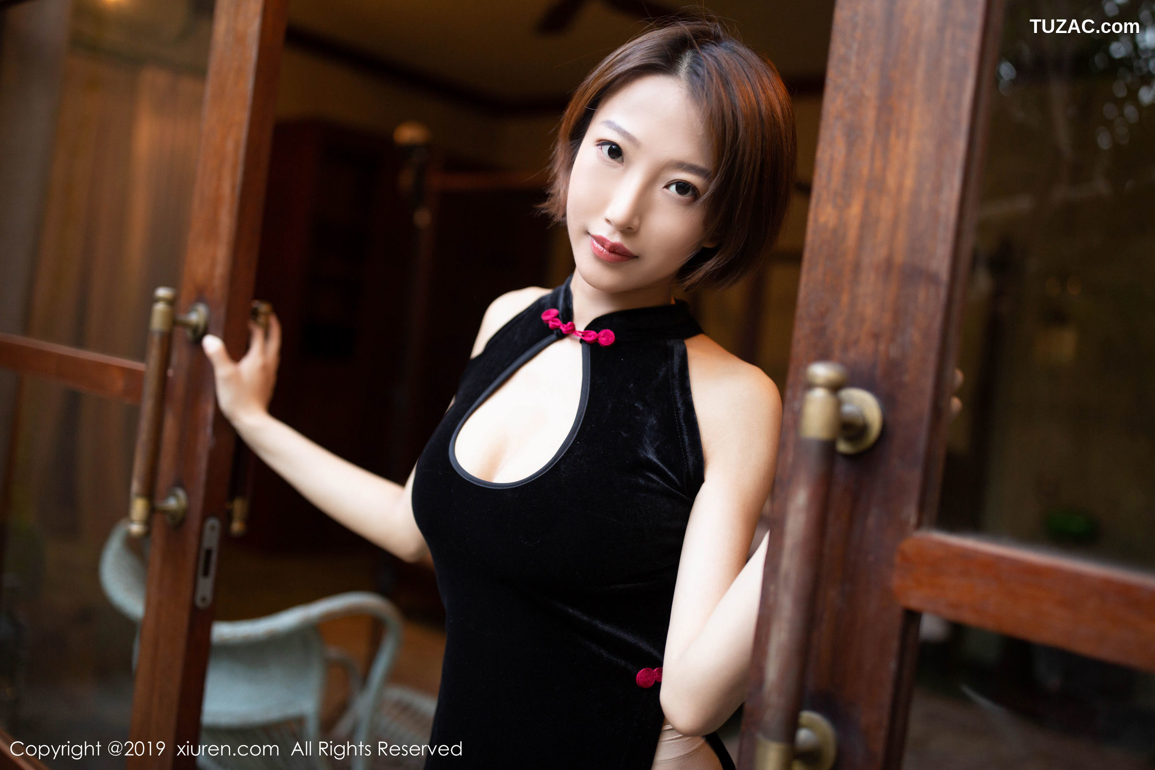 XiuRen秀人网-1581-Dreamy小乔-《古典韵味旗袍与现代性感朦胧丝袜》-2019.07.30