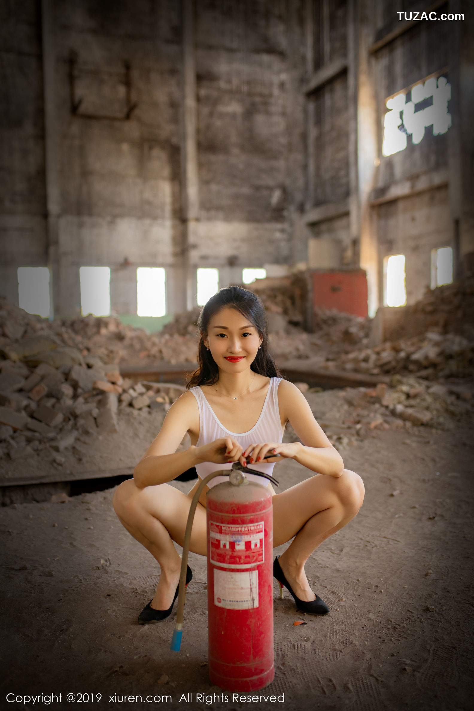 XiuRen秀人网-1679-狐小妖Baby-《性感诱人的厂房外拍系列》-2019.09.12