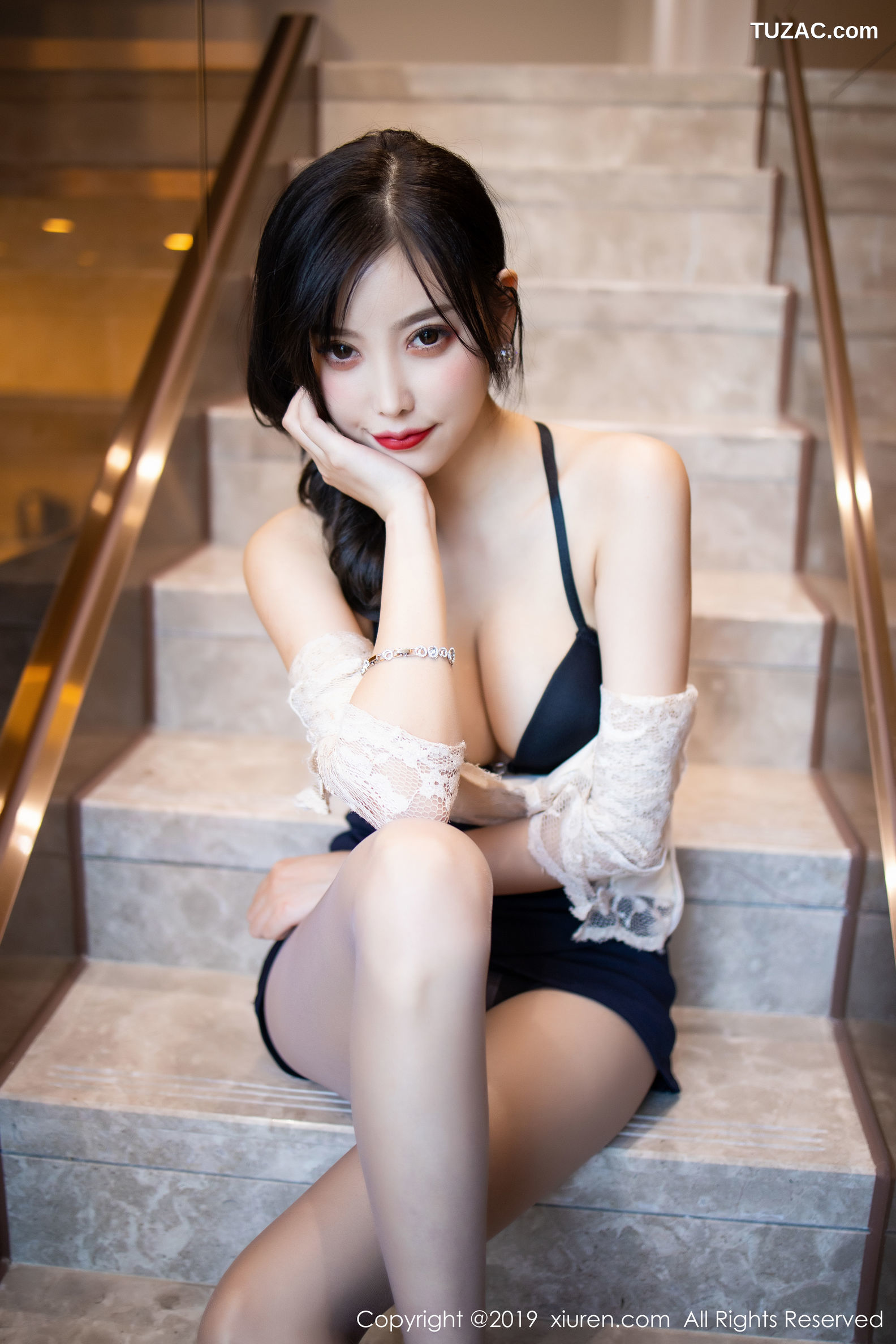XiuRen秀人网-1717-杨晨晨-《吊裙内衣与丝袜美腿》-2019.10.10