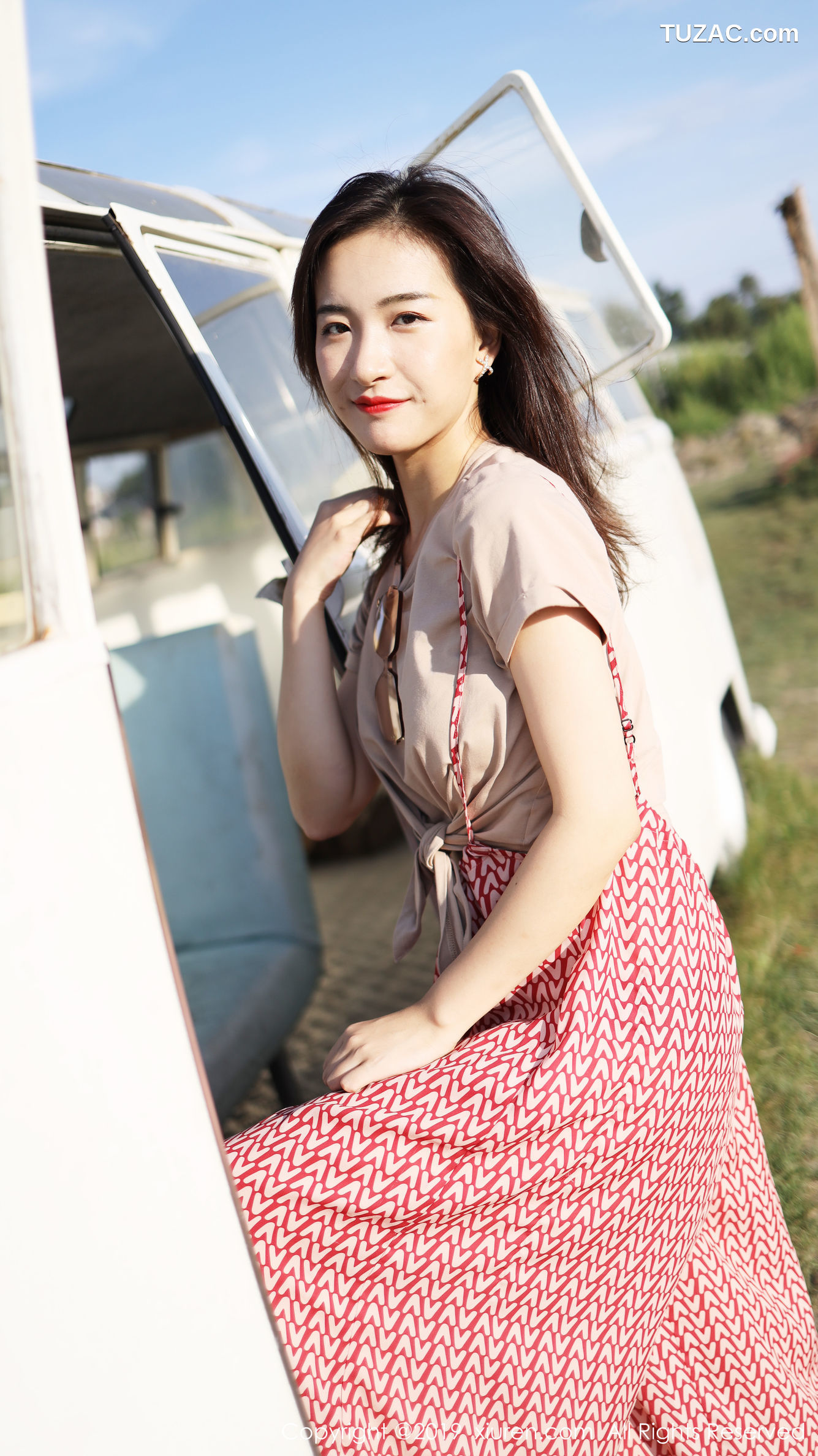 XiuRen秀人网-1718-艺儿拿铁-《室外清新甜美风格系列》-2019.10.11