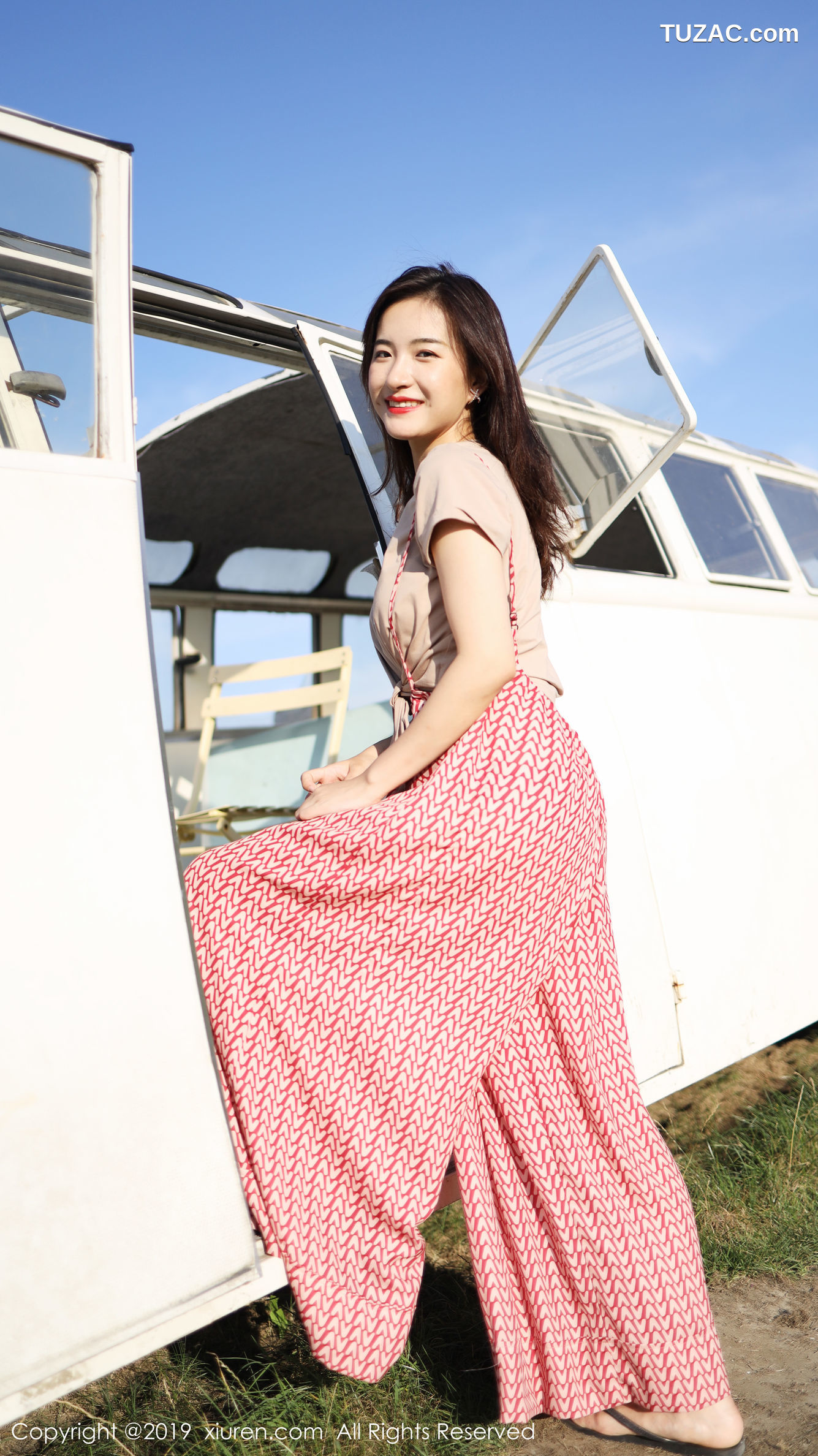 XiuRen秀人网-1718-艺儿拿铁-《室外清新甜美风格系列》-2019.10.11