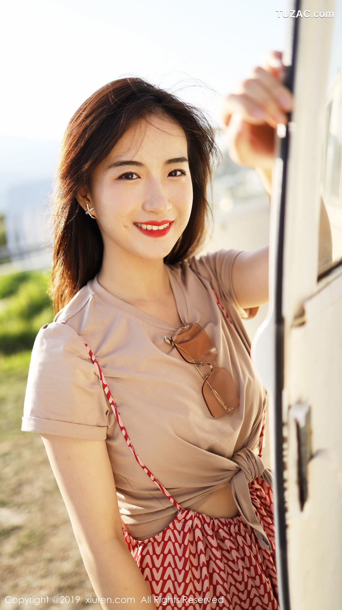 XiuRen秀人网-1718-艺儿拿铁-《室外清新甜美风格系列》-2019.10.11