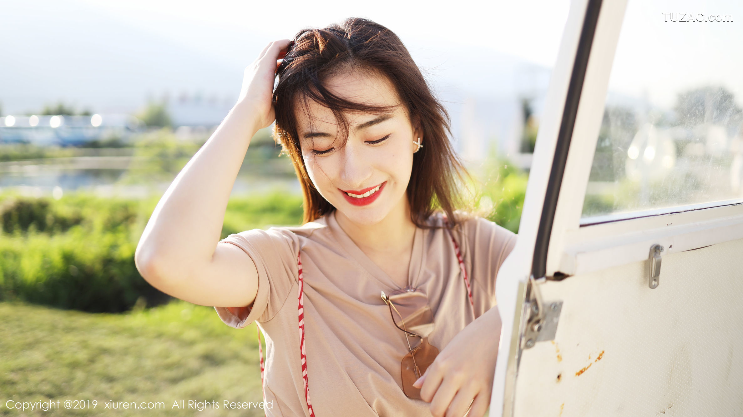 XiuRen秀人网-1718-艺儿拿铁-《室外清新甜美风格系列》-2019.10.11