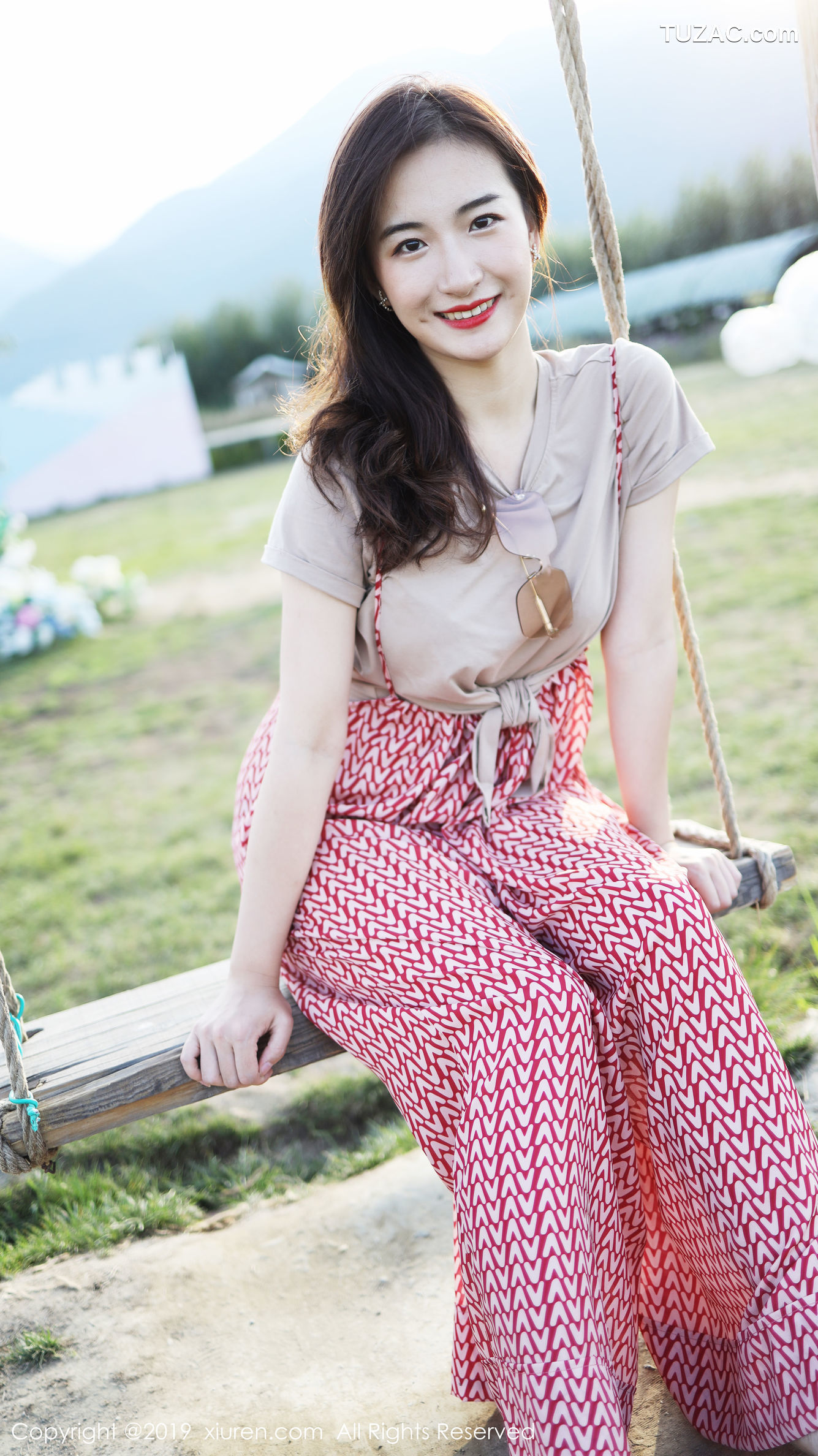 XiuRen秀人网-1718-艺儿拿铁-《室外清新甜美风格系列》-2019.10.11