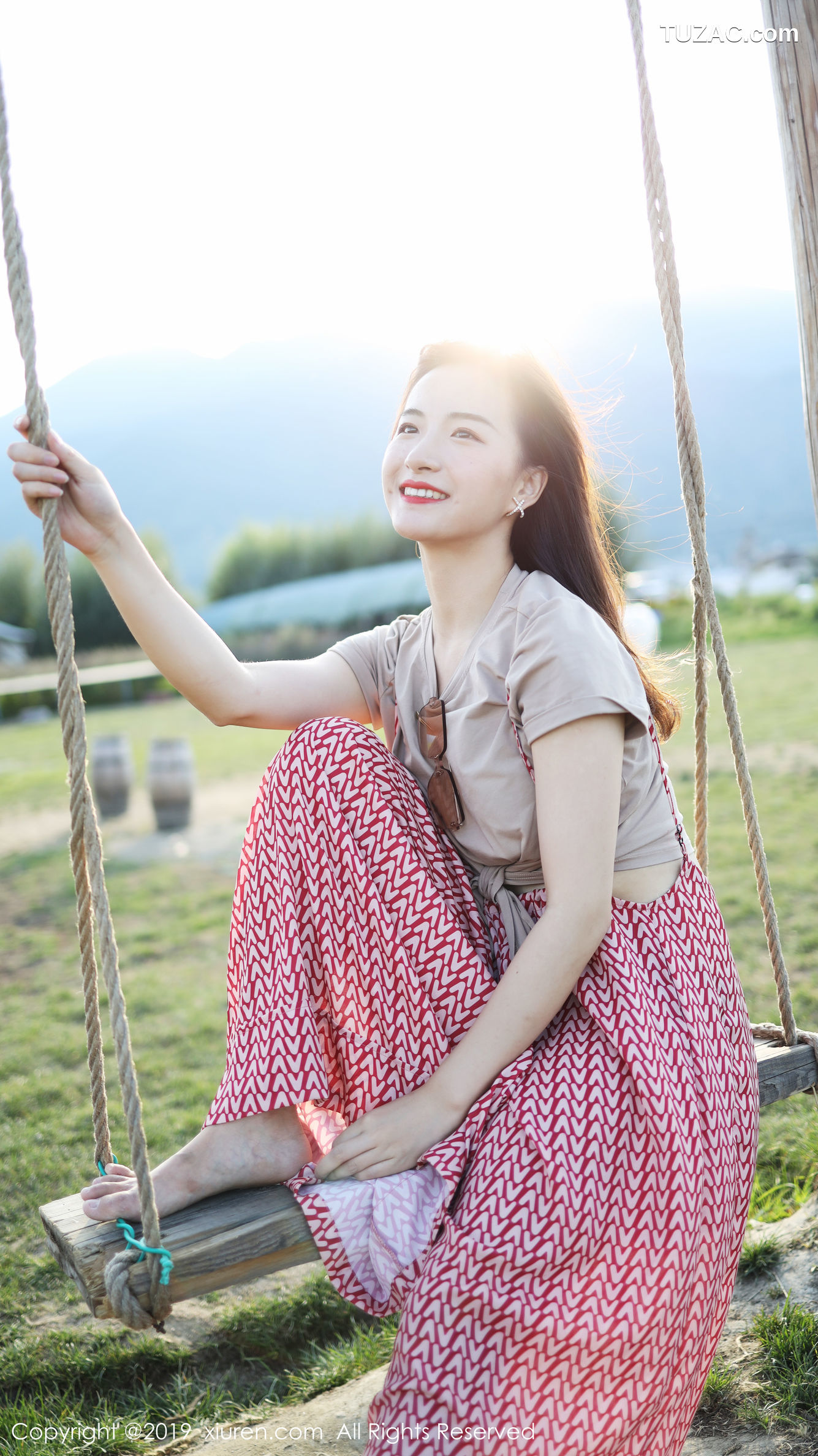 XiuRen秀人网-1718-艺儿拿铁-《室外清新甜美风格系列》-2019.10.11