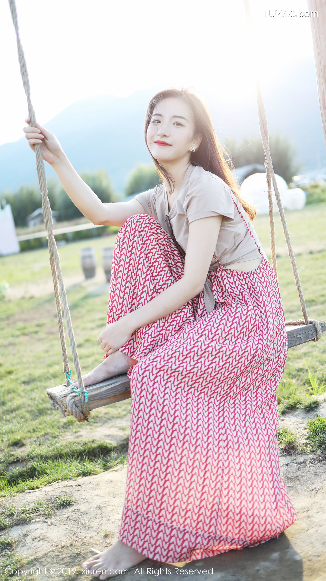 XiuRen秀人网-1718-艺儿拿铁-《室外清新甜美风格系列》-2019.10.11