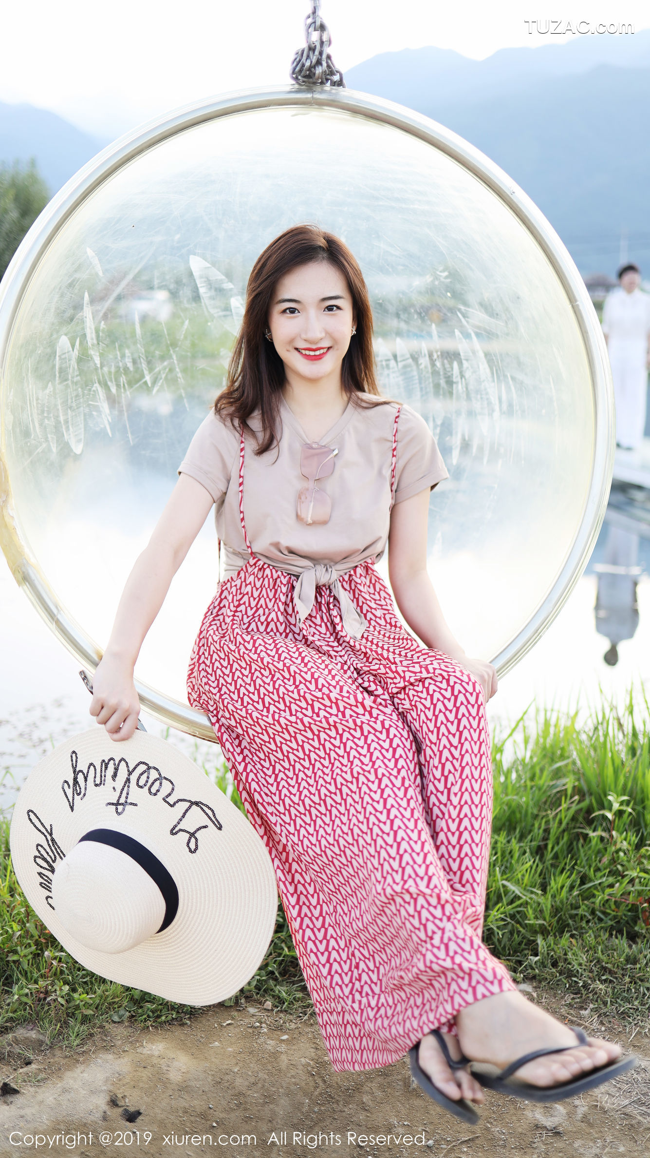 XiuRen秀人网-1718-艺儿拿铁-《室外清新甜美风格系列》-2019.10.11