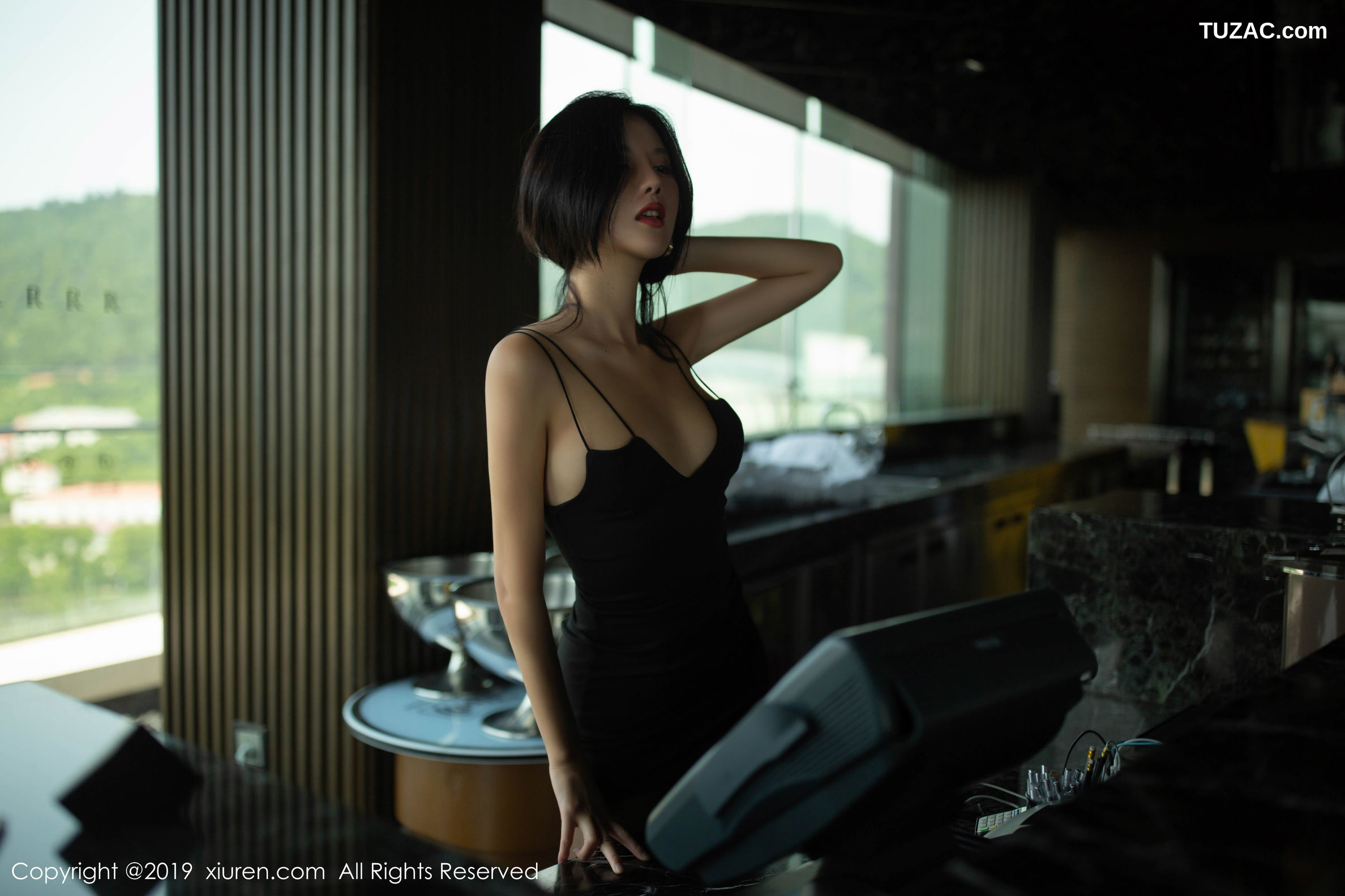 XiuRen秀人网-1739-就是阿朱啊-《酒窖黑丝诱惑》-2019.10.18