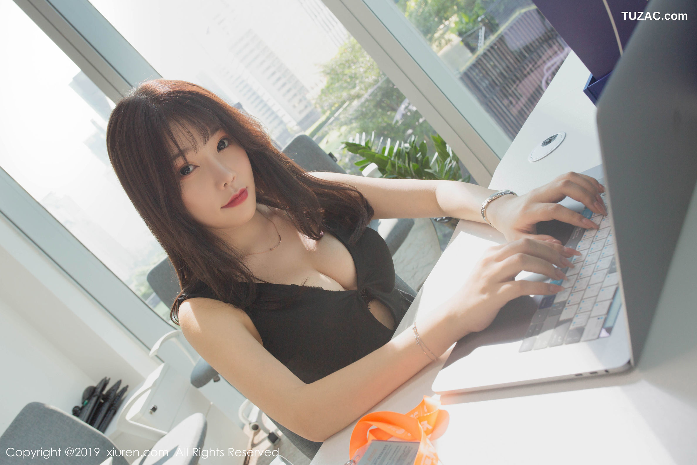 XiuRen秀人网-1757-芝芝-《办公室主题》-2019.10.29