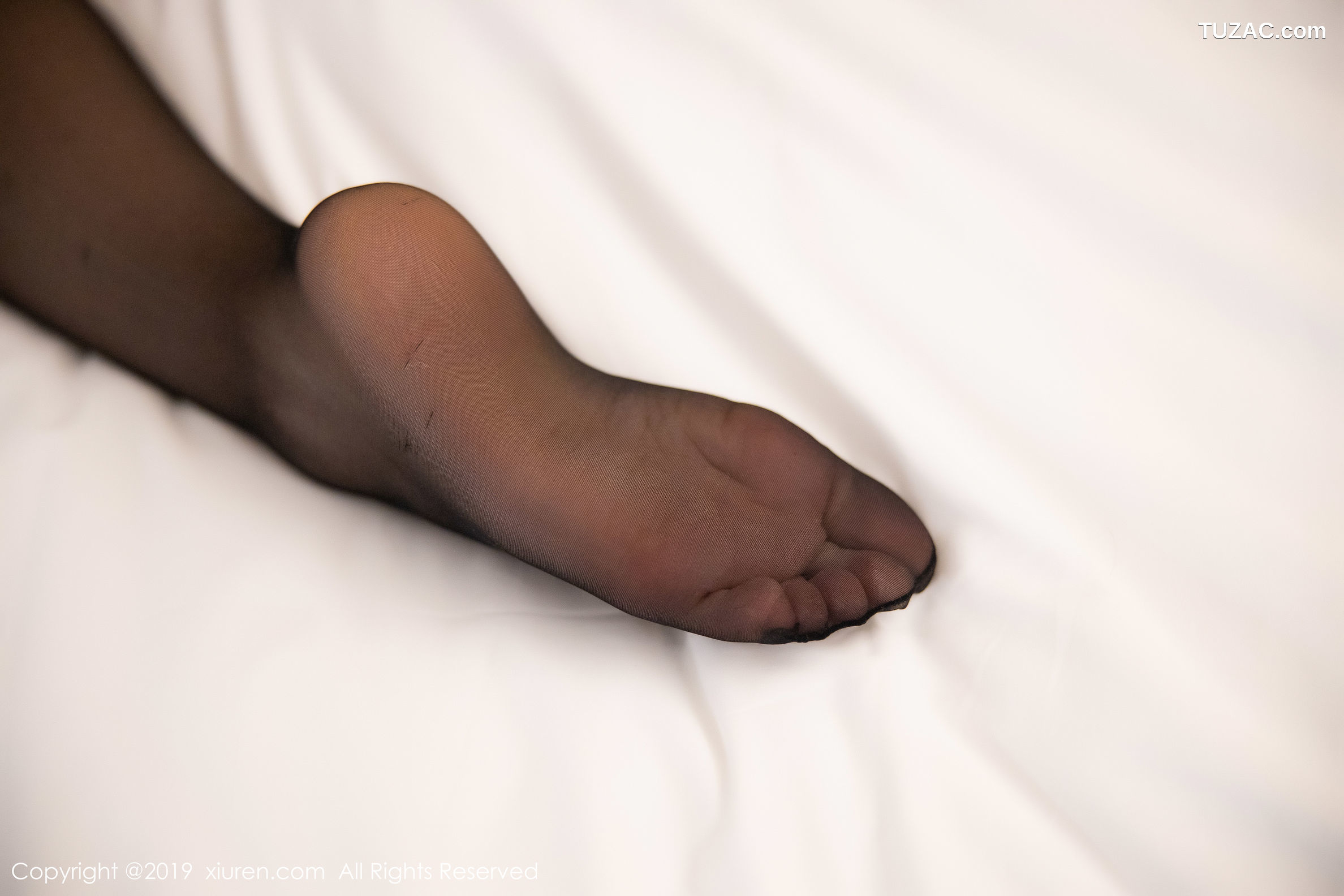 XiuRen秀人网-1764-芝芝-《华丽炫彩的长裙与魅惑黑丝》-2019.10.31