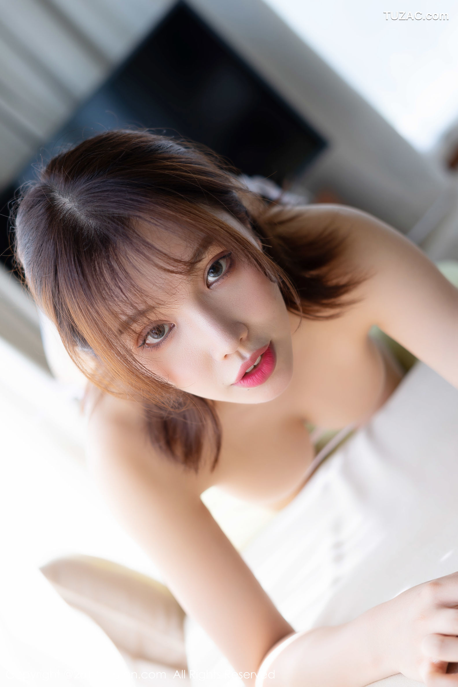 XiuRen秀人网-1806-黄楽然-《性感三点式草莓内衣》-2019.11.26