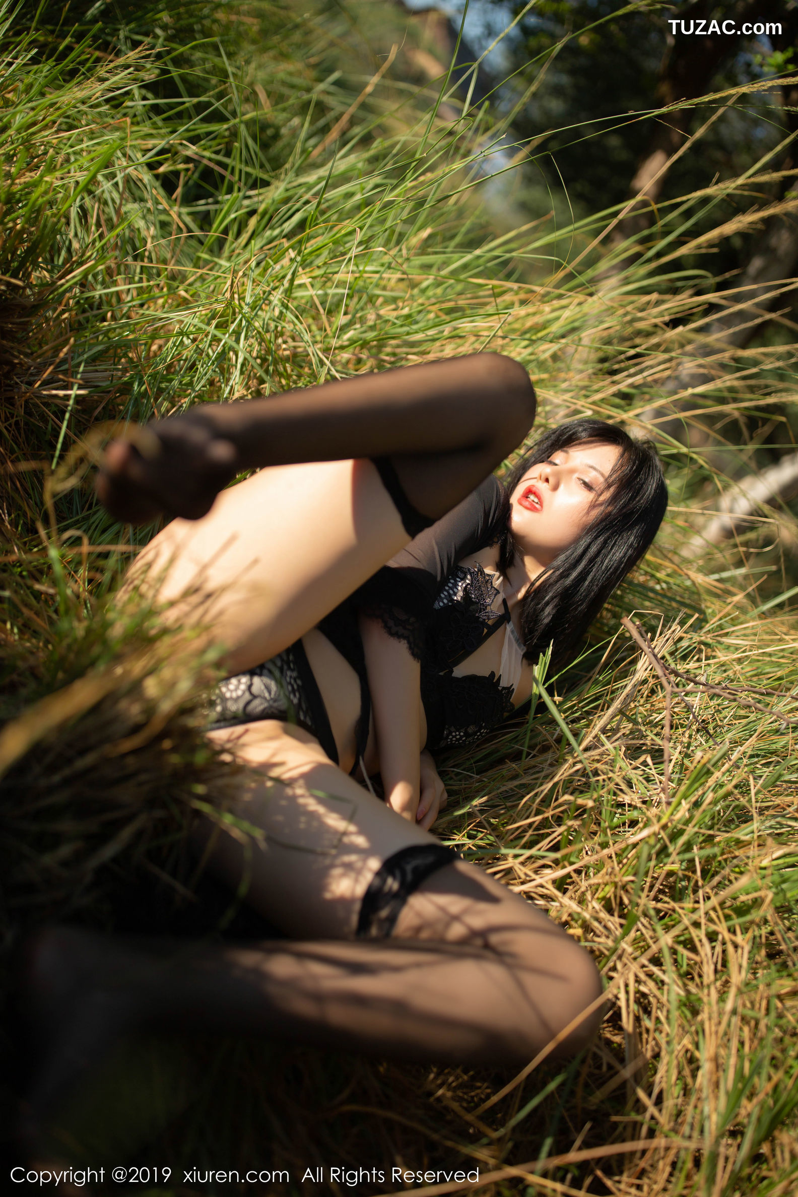 XiuRen秀人网-1830-就是阿朱啊-《户外草地主题》-2019.12.06
