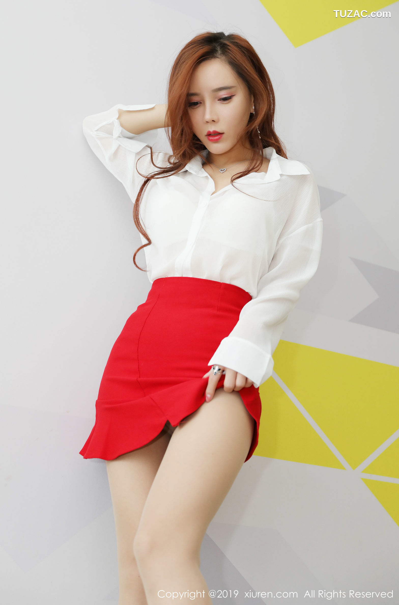 XiuRen秀人网-1879-艾小青-《白衬衫与短裙》-2019.12.25