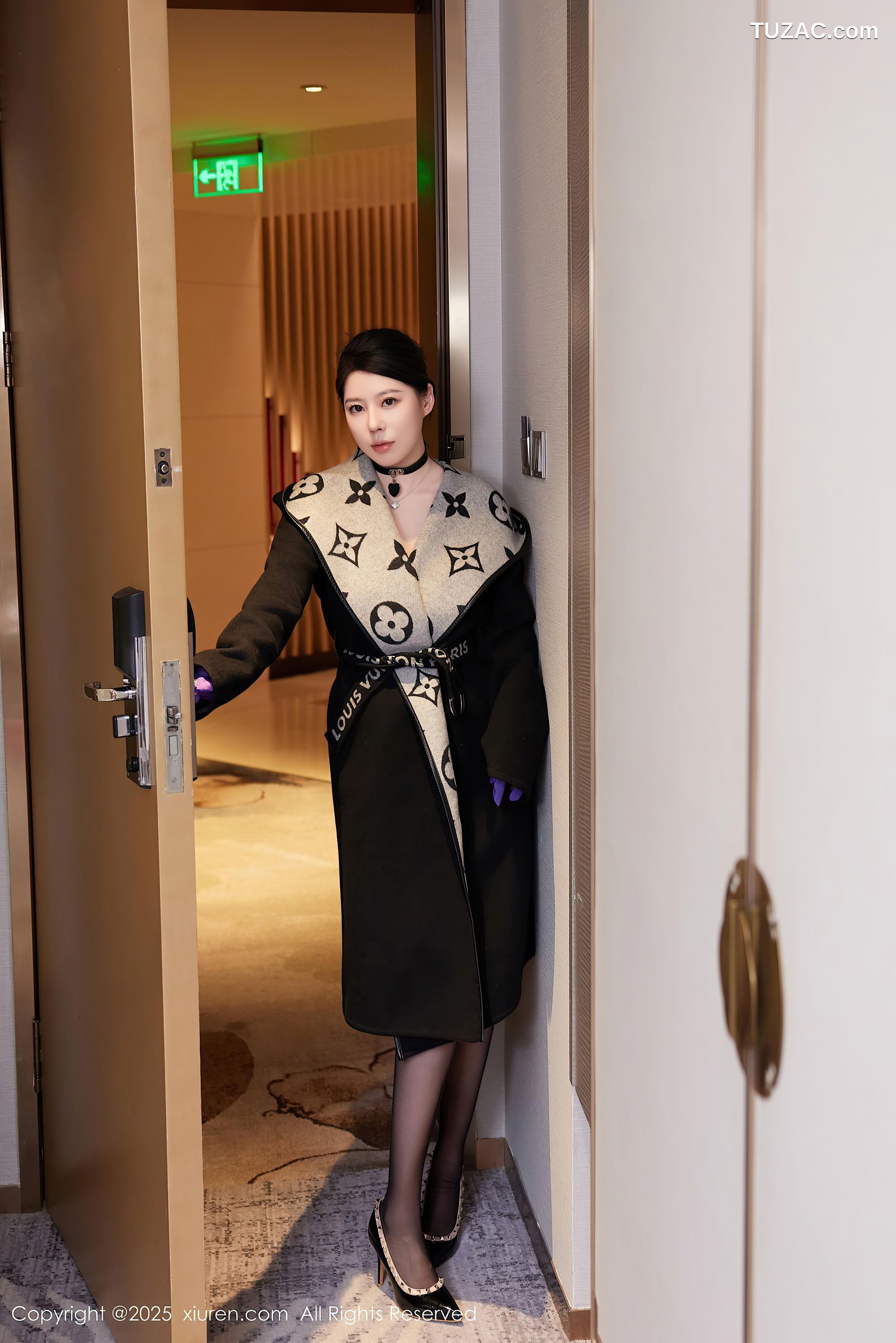 XiuRen秀人网-10001-白茹雪Abby-黑大衣暗紫红情趣蕾丝内衣吊带袜黑丝-2025.03.12