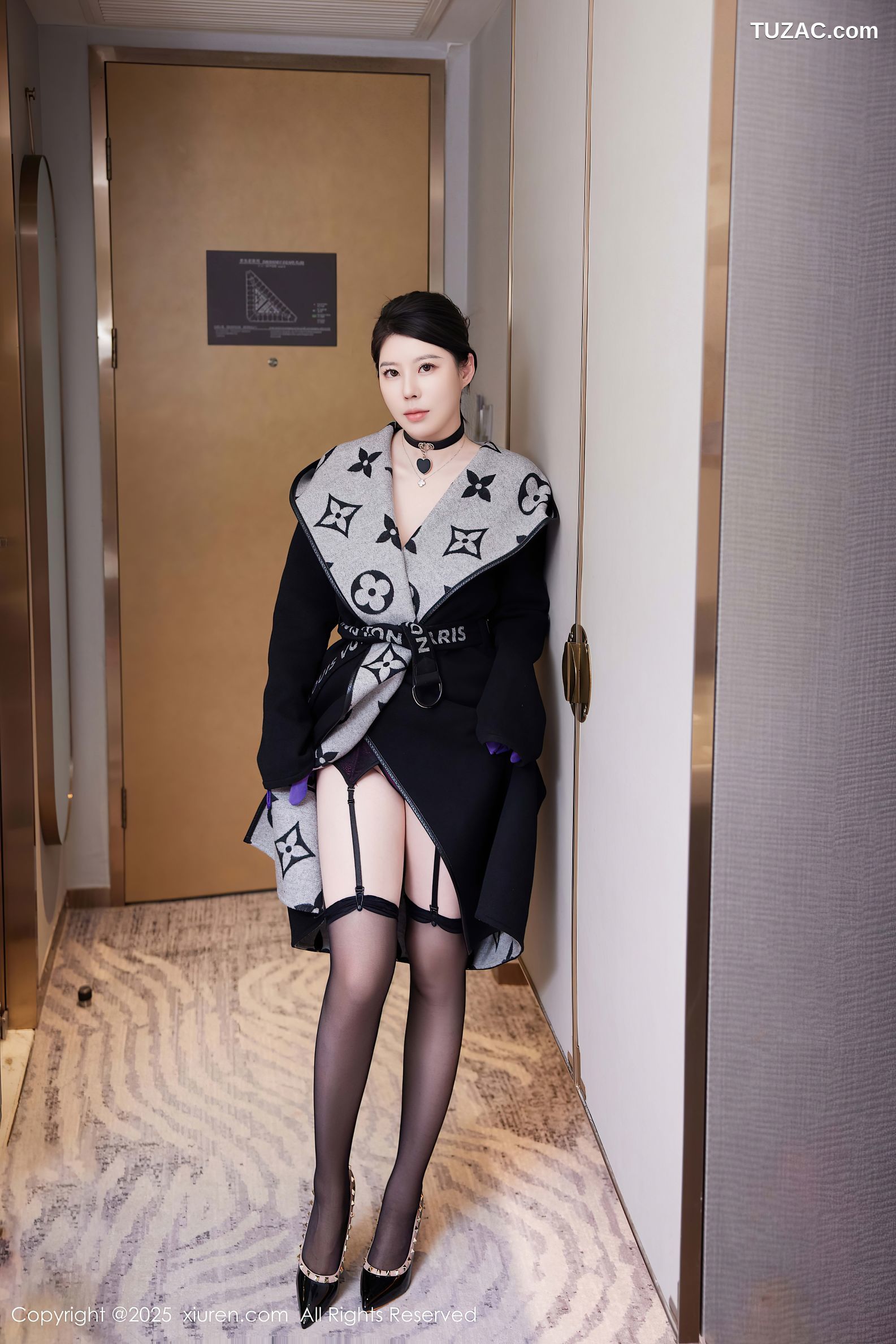 XiuRen秀人网-10001-白茹雪Abby-黑大衣暗紫红情趣蕾丝内衣吊带袜黑丝-2025.03.12