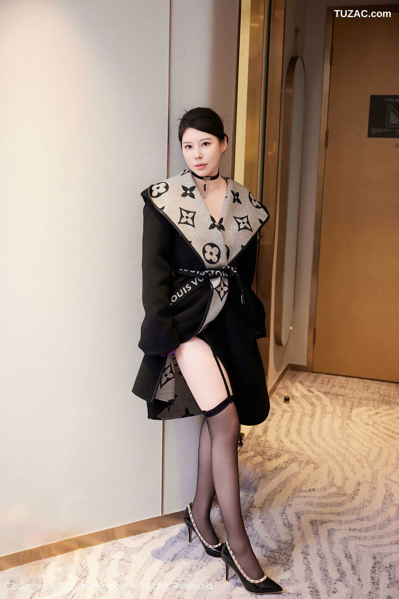 XiuRen秀人网-10001-白茹雪Abby-黑大衣暗紫红情趣蕾丝内衣吊带袜黑丝-2025.03.12