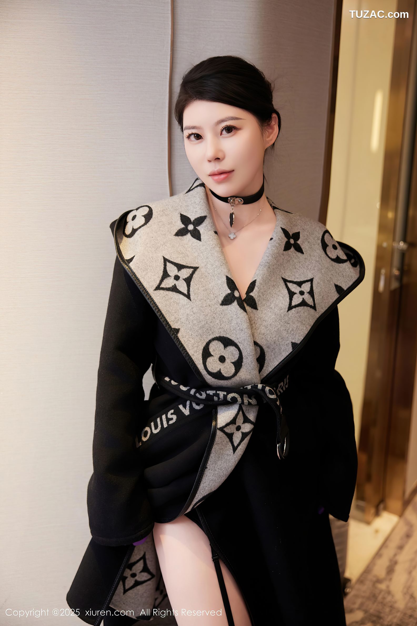 XiuRen秀人网-10001-白茹雪Abby-黑大衣暗紫红情趣蕾丝内衣吊带袜黑丝-2025.03.12