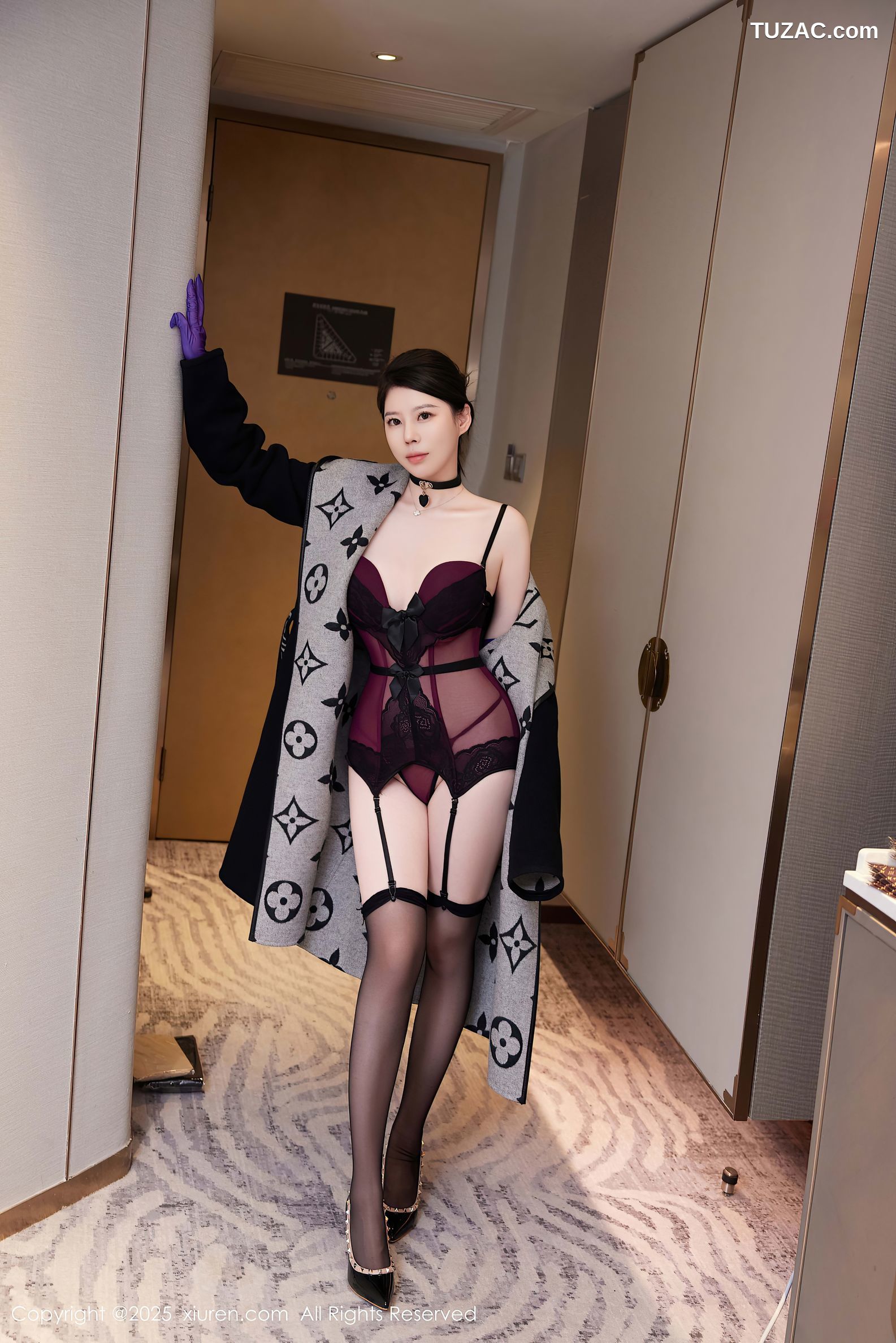 XiuRen秀人网-10001-白茹雪Abby-黑大衣暗紫红情趣蕾丝内衣吊带袜黑丝-2025.03.12