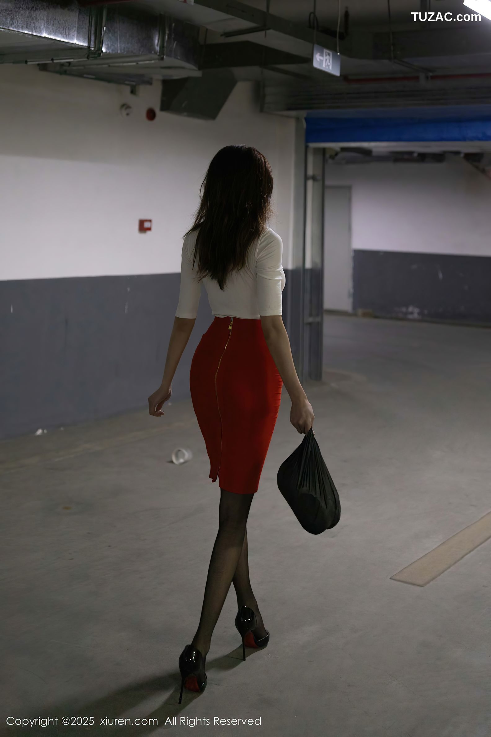 XiuRen秀人网-10014-陆萱萱-白T红短裙黑丝美腿-2025.03.13