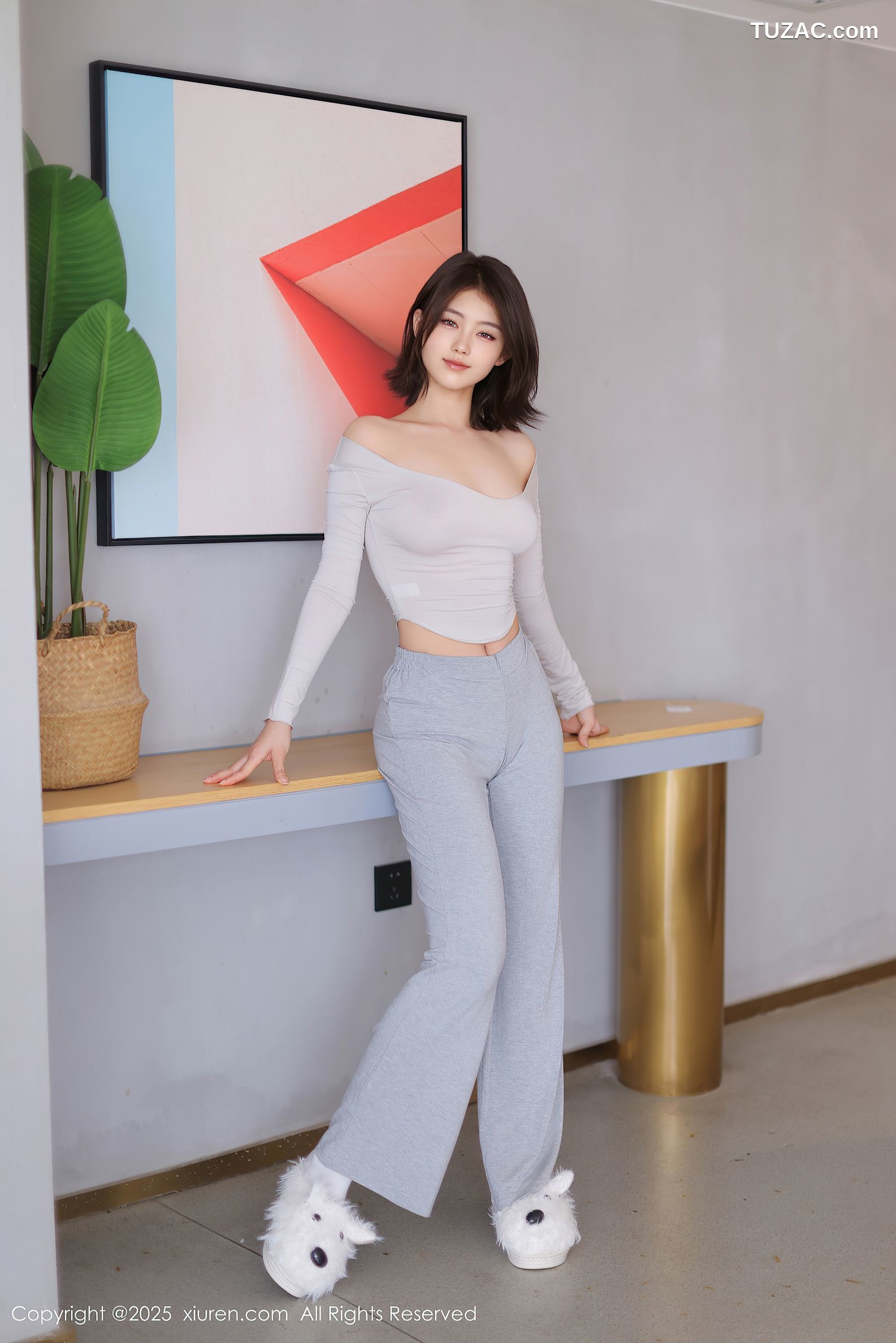 XiuRen秀人网-10021-小橘子orange-浅灰休闲裤白T爆乳短发少女-2025.03.14