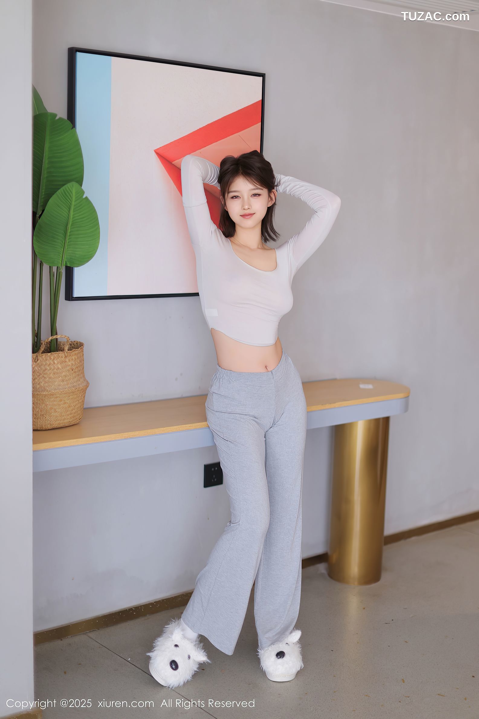 XiuRen秀人网-10021-小橘子orange-浅灰休闲裤白T爆乳短发少女-2025.03.14