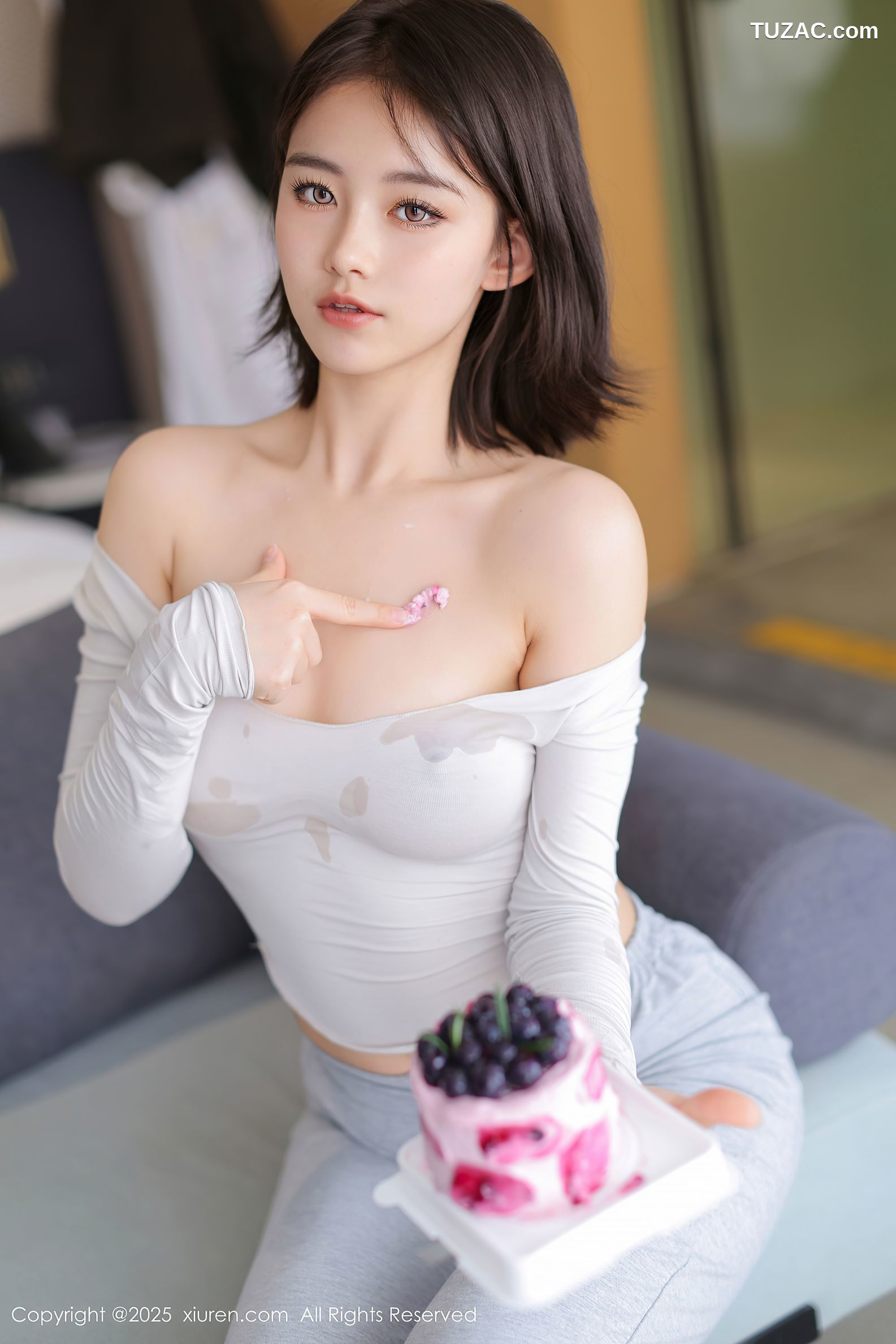 XiuRen秀人网-10021-小橘子orange-浅灰休闲裤白T爆乳短发少女-2025.03.14