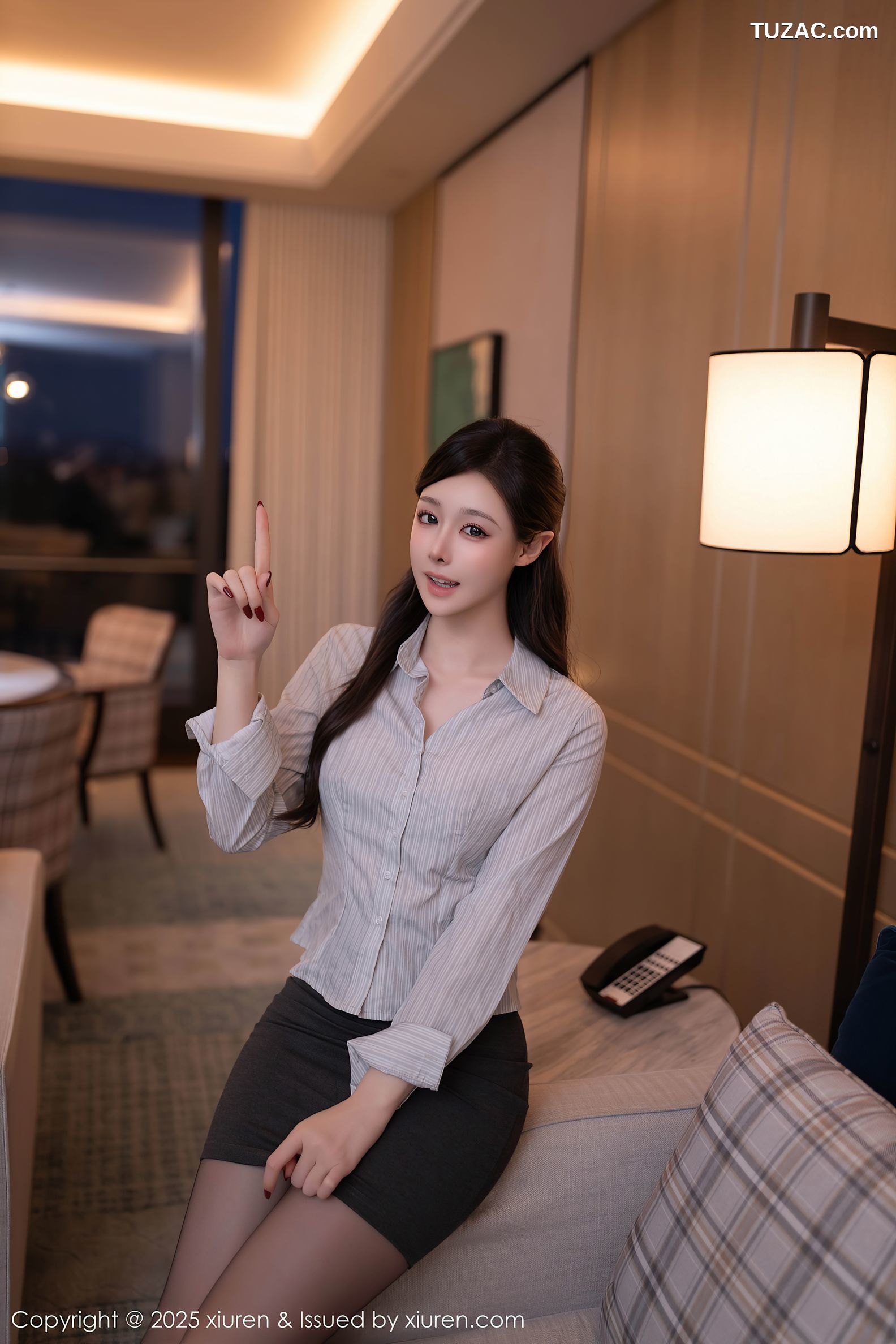 XiuRen秀人网-10022-小逗逗-生日主题-OL衬衫灰短裙黑丝豹纹内衣-2025.03.14