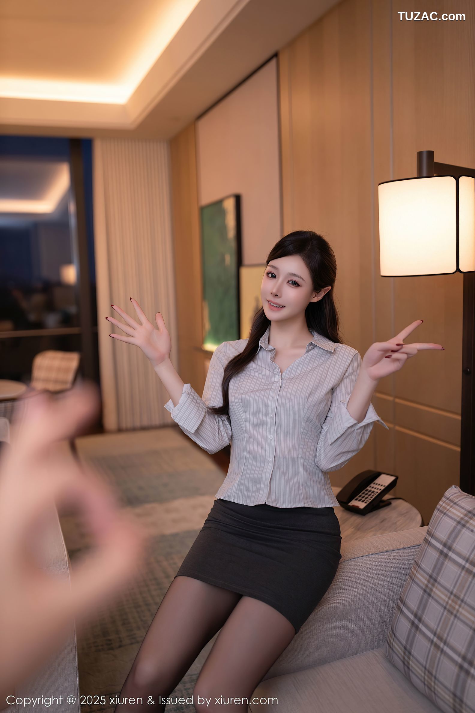 XiuRen秀人网-10022-小逗逗-生日主题-OL衬衫灰短裙黑丝豹纹内衣-2025.03.14