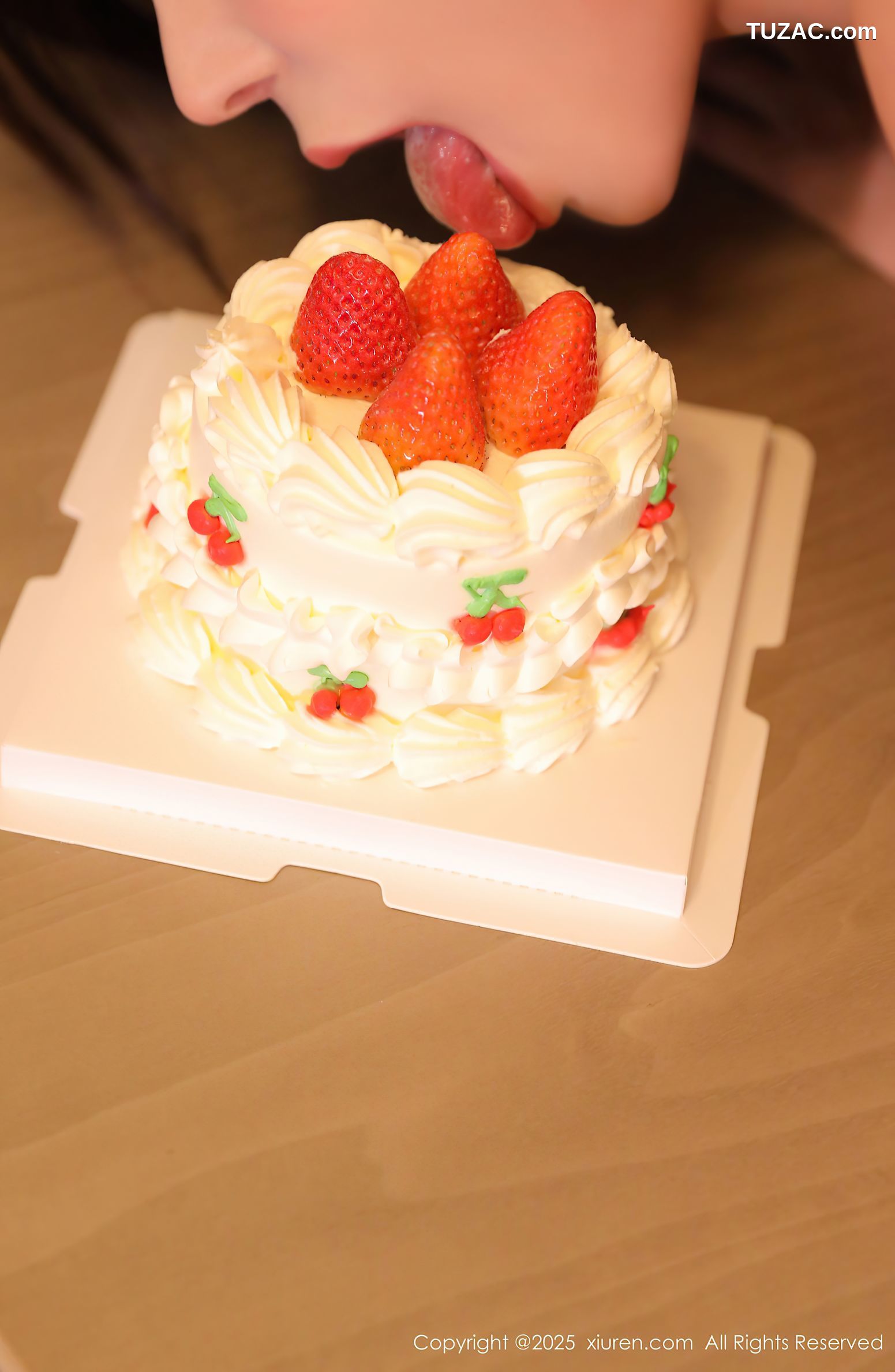 XiuRen秀人网-10029-小蛮妖Yummy-人妻蛋糕主题肉丝爆乳-2025.03.17