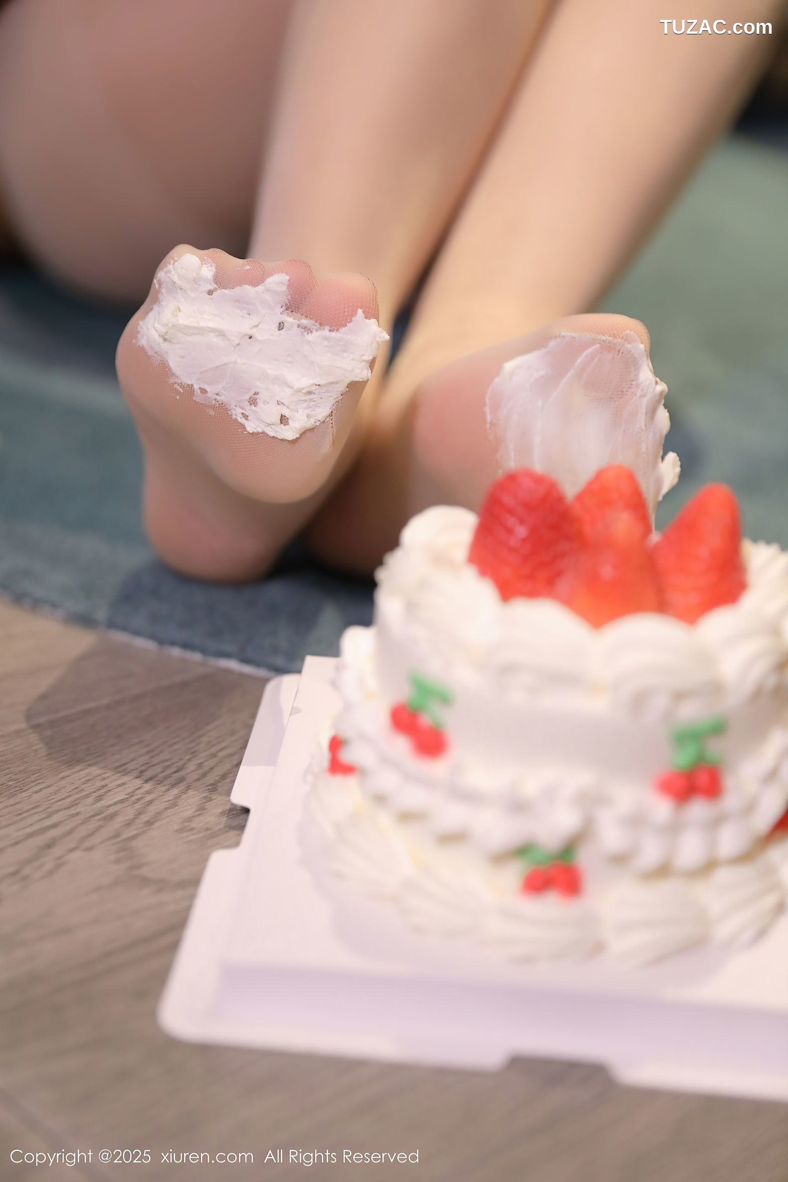 XiuRen秀人网-10029-小蛮妖Yummy-人妻蛋糕主题肉丝爆乳-2025.03.17