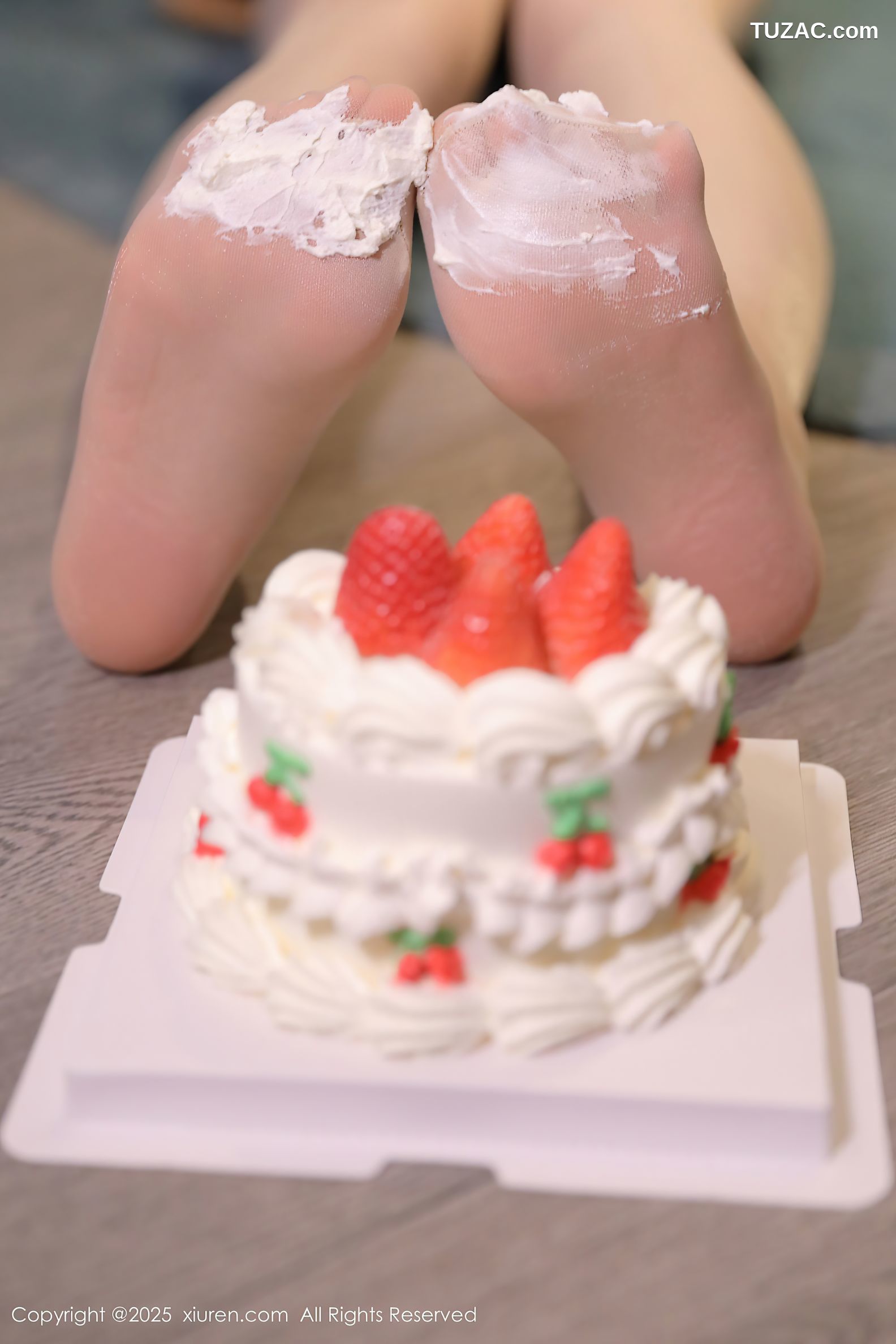 XiuRen秀人网-10029-小蛮妖Yummy-人妻蛋糕主题肉丝爆乳-2025.03.17