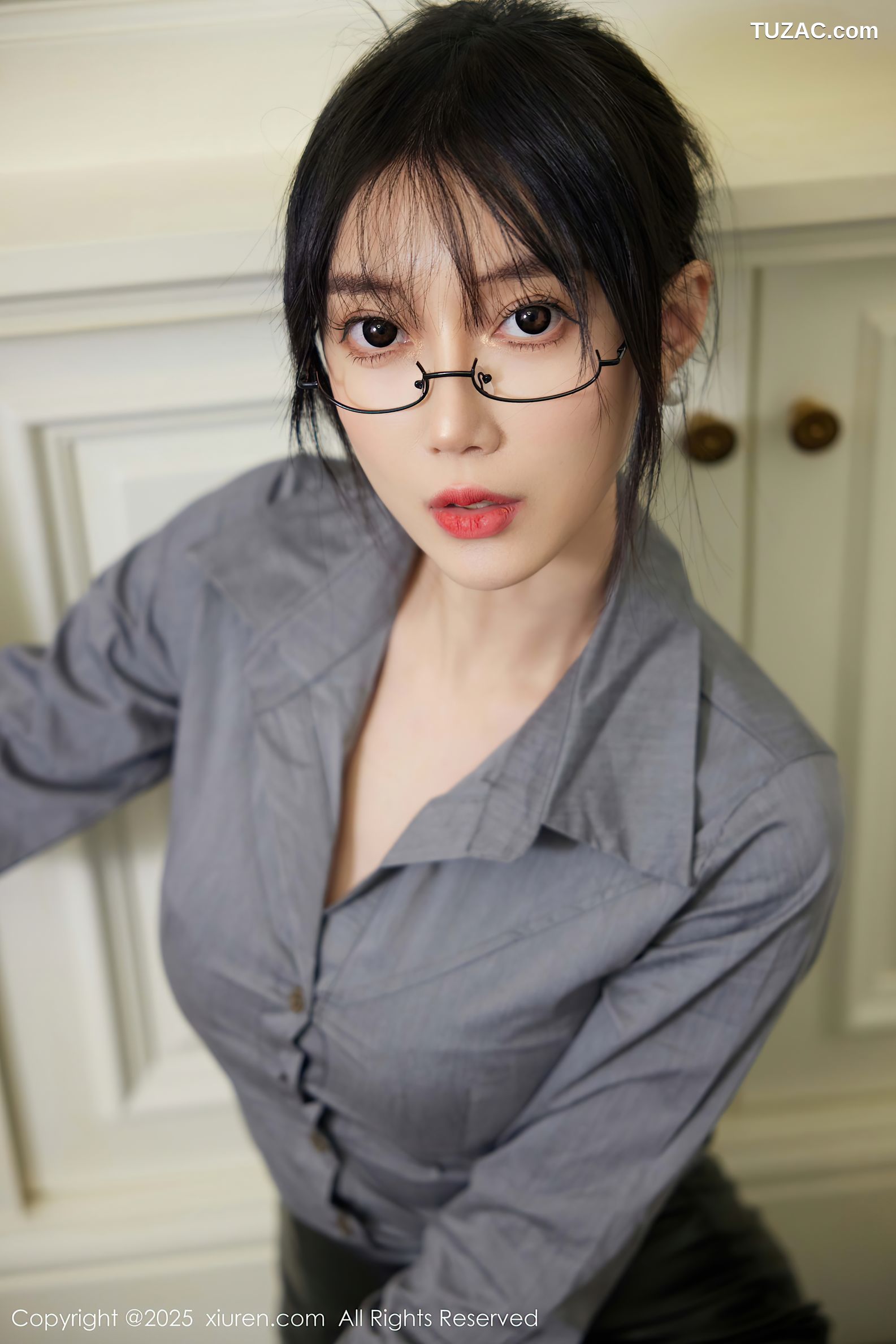 XiuRen秀人网-10043-玥儿玥er-灰衬衫黑皮短裙黑色内衣黑丝美腿-2025.03.19