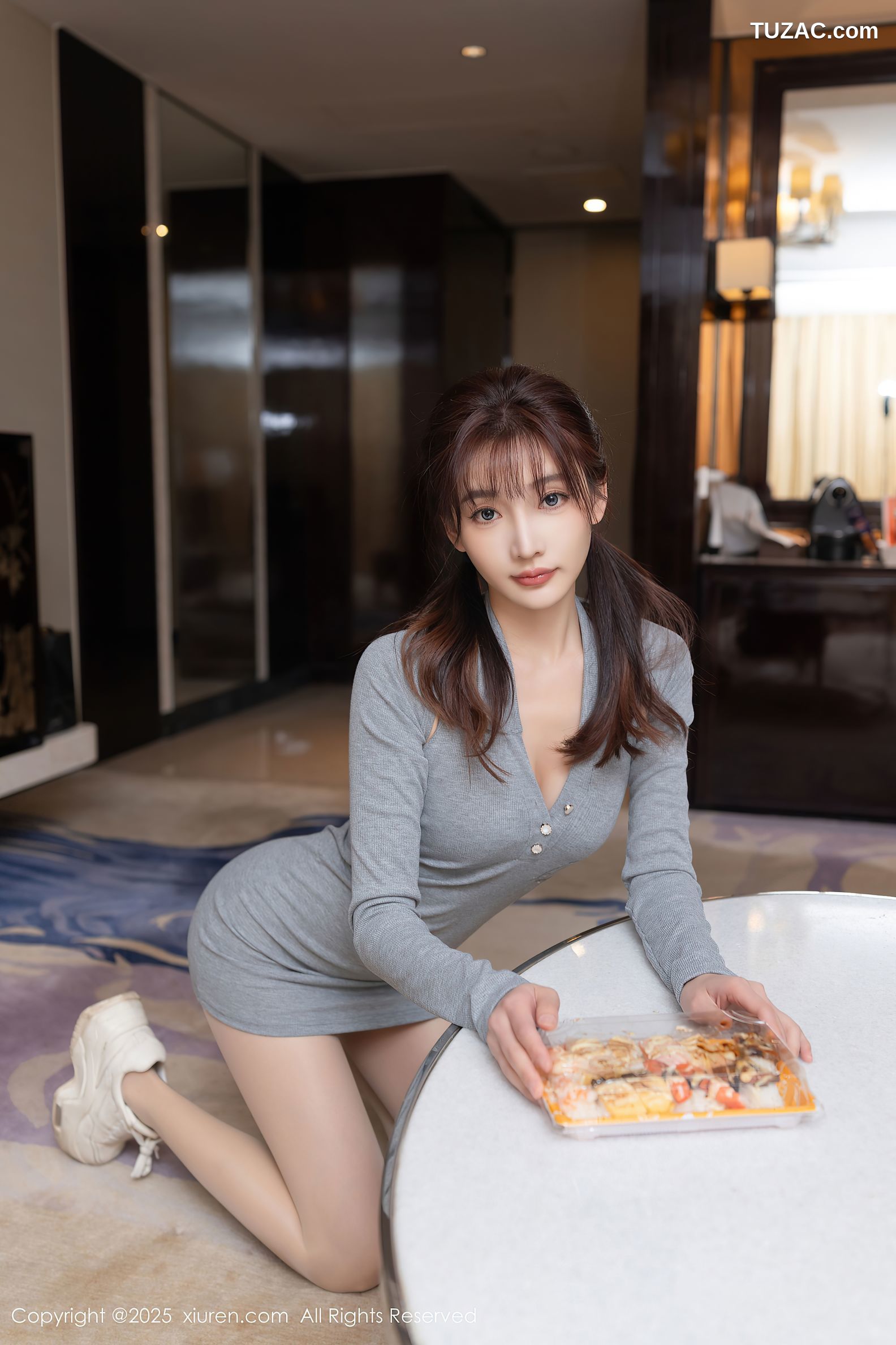 XiuRen秀人网-10049-陆萱萱-双马尾灰色紧身连衣短裙白蕾丝内衣-2025.03.20