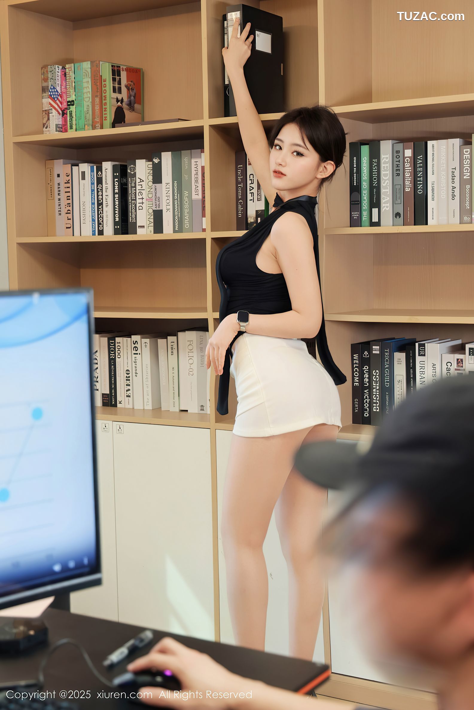 XiuRen秀人网-10052-小橘子orange-OL黑T白短裙无内裤办公室诱惑-2025.03.21